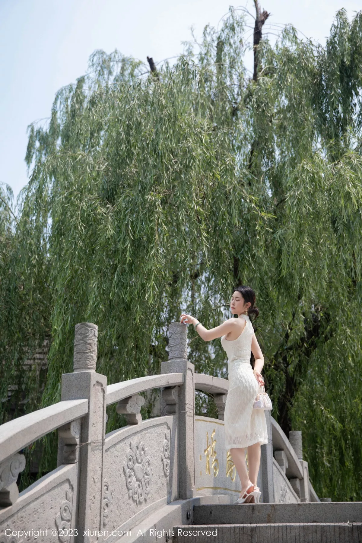 [[XiuRen秀人网]秀人网]No.7435_模特严利娅Yuliya性感白色旗袍服饰秀婀娜身姿完美诱惑写真71P