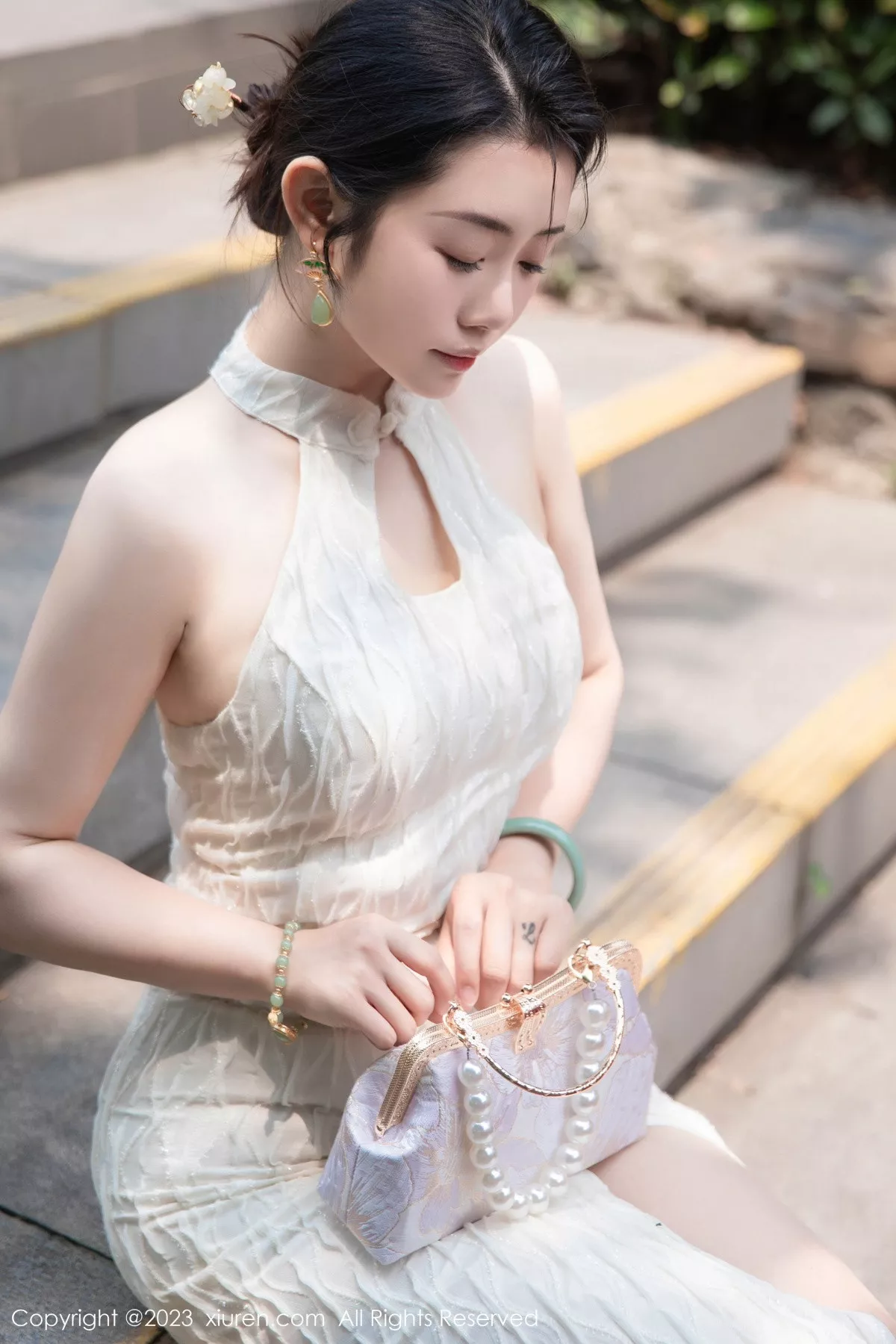 [[XiuRen秀人网]秀人网]No.7435_模特严利娅Yuliya性感白色旗袍服饰秀婀娜身姿完美诱惑写真71P