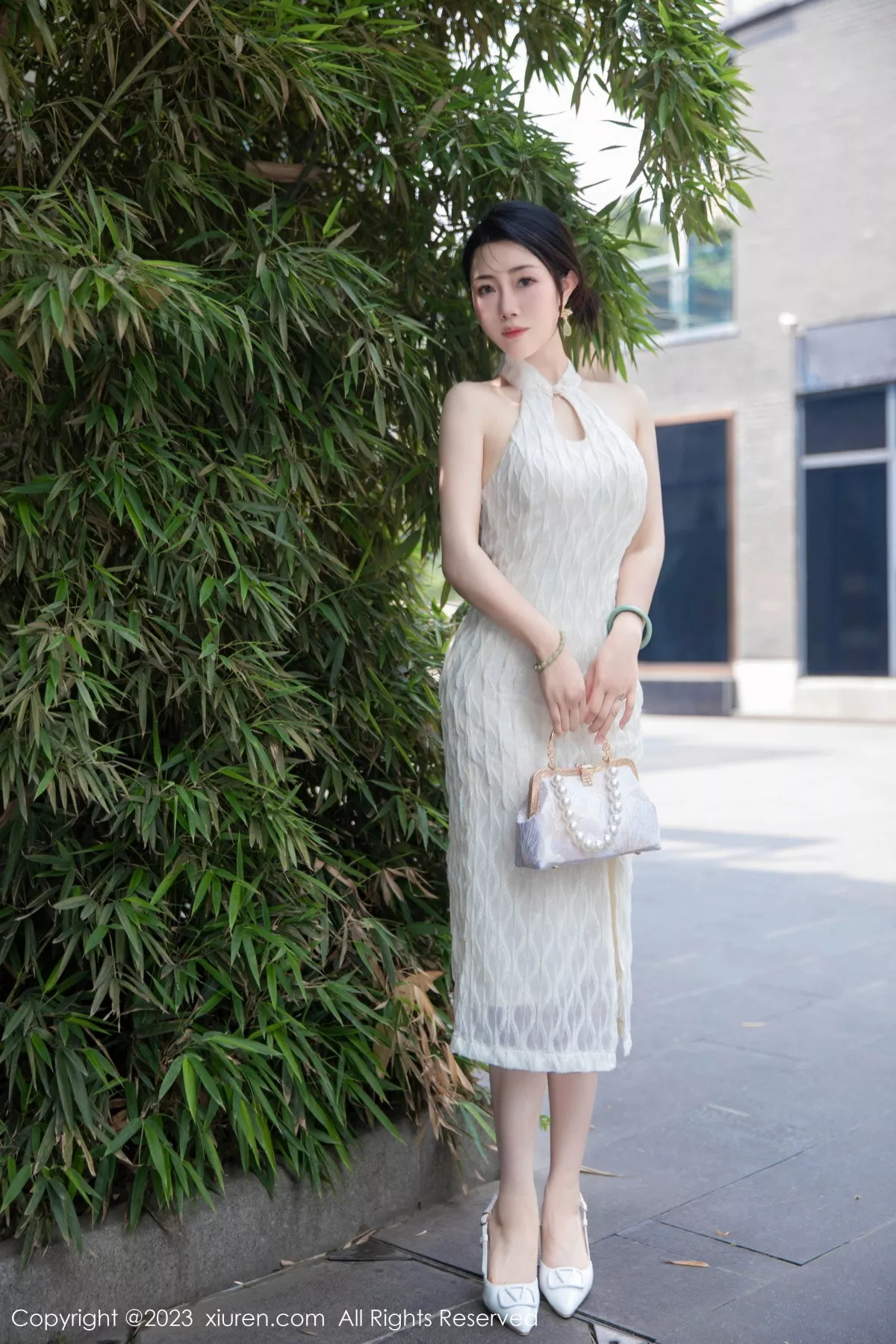 [[XiuRen秀人网]秀人网]No.7435_模特严利娅Yuliya性感白色旗袍服饰秀婀娜身姿完美诱惑写真71P