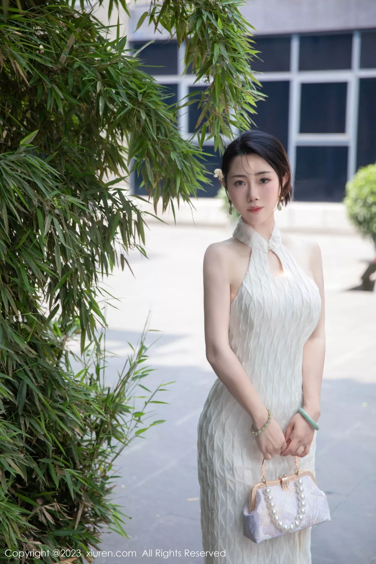 [[XiuRen秀人网]秀人网]No.7435_模特严利娅Yuliya性感白色旗袍服饰秀婀娜身姿完美诱惑写真71P