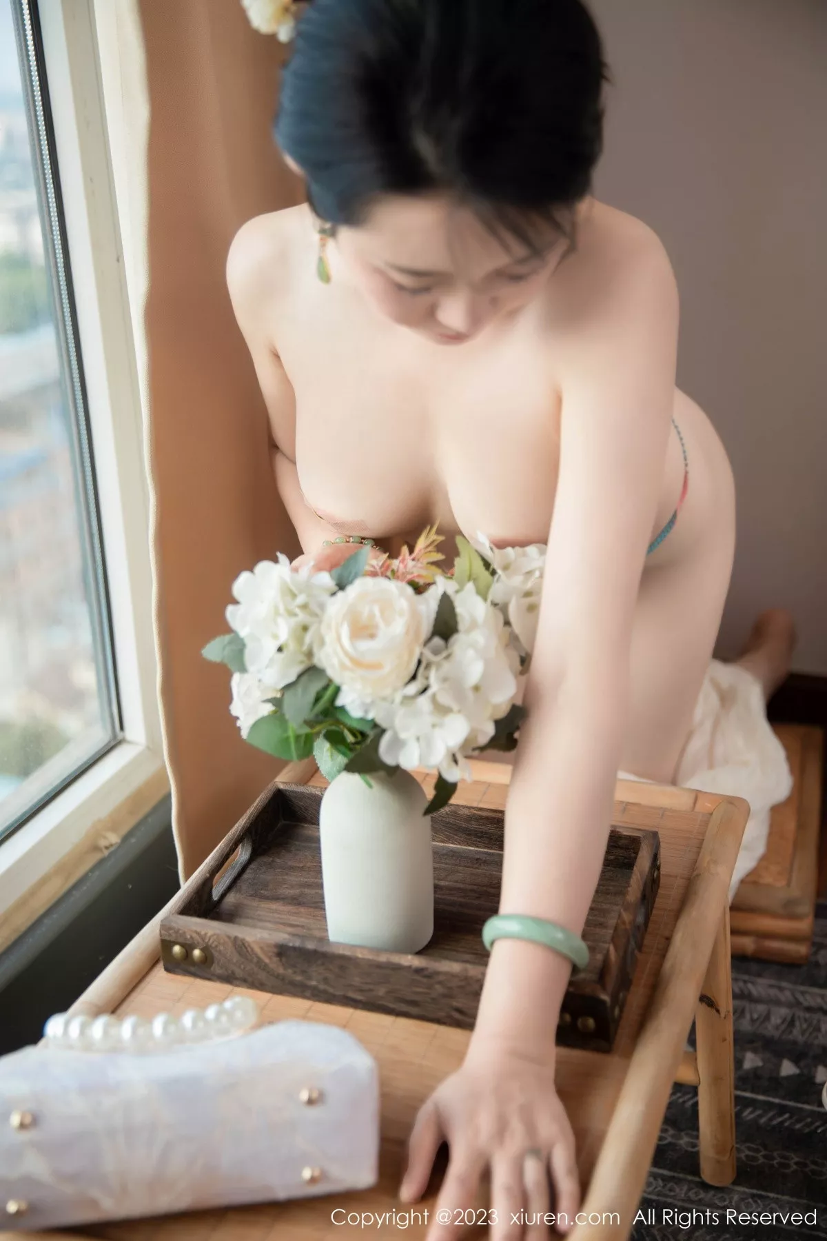 [[XiuRen秀人网]秀人网]No.7435_模特严利娅Yuliya性感白色旗袍服饰秀婀娜身姿完美诱惑写真71P