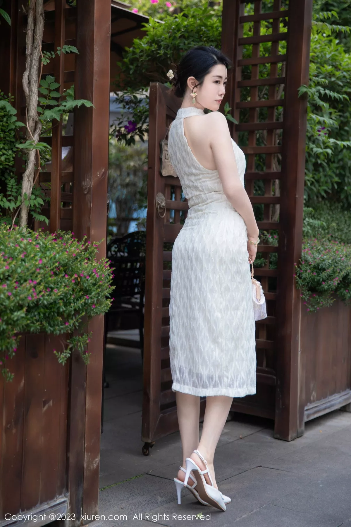 [[XiuRen秀人网]秀人网]No.7435_模特严利娅Yuliya性感白色旗袍服饰秀婀娜身姿完美诱惑写真71P