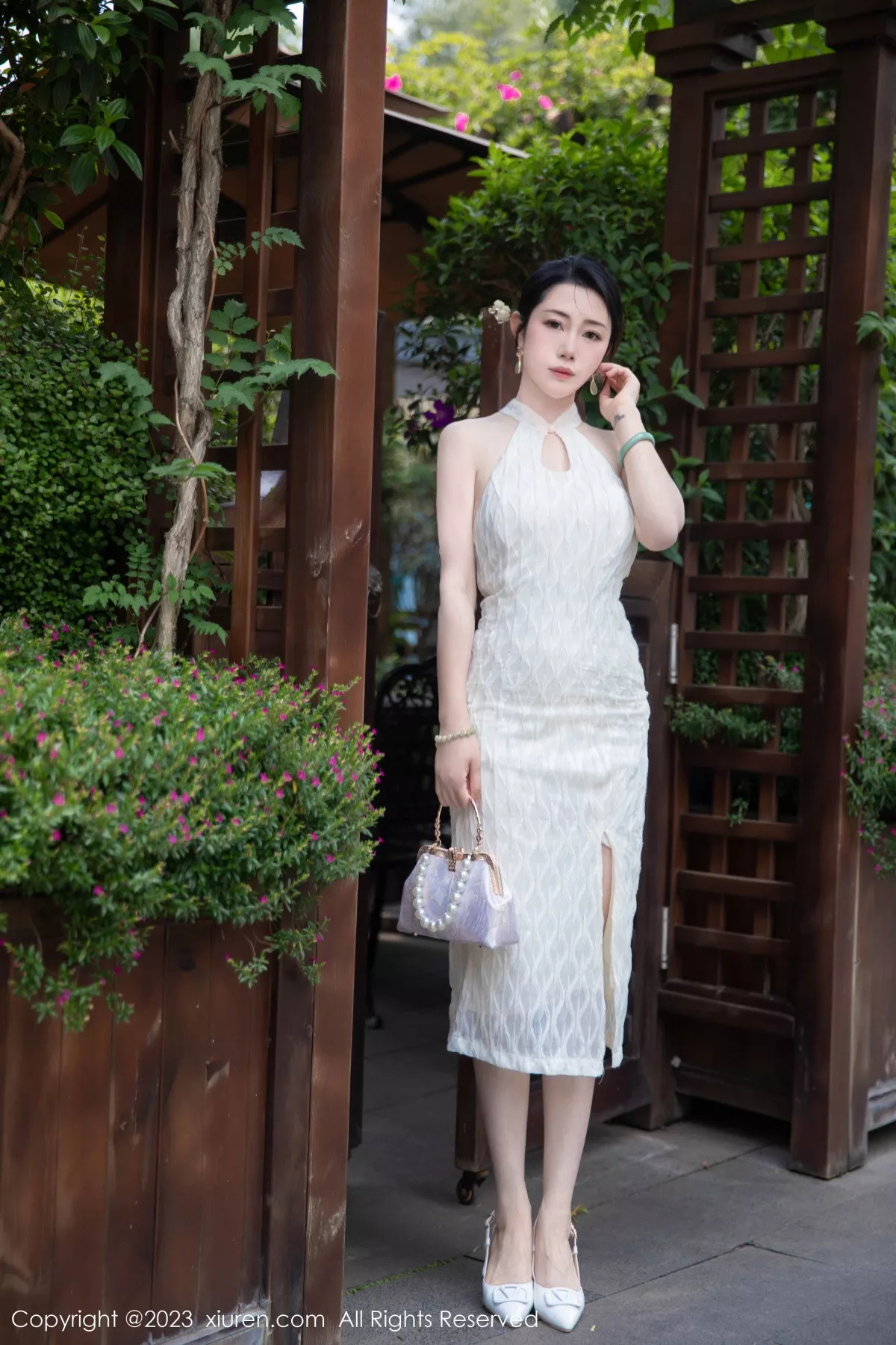 [[XiuRen秀人网]秀人网]No.7435_模特严利娅Yuliya性感白色旗袍服饰秀婀娜身姿完美诱惑写真71P