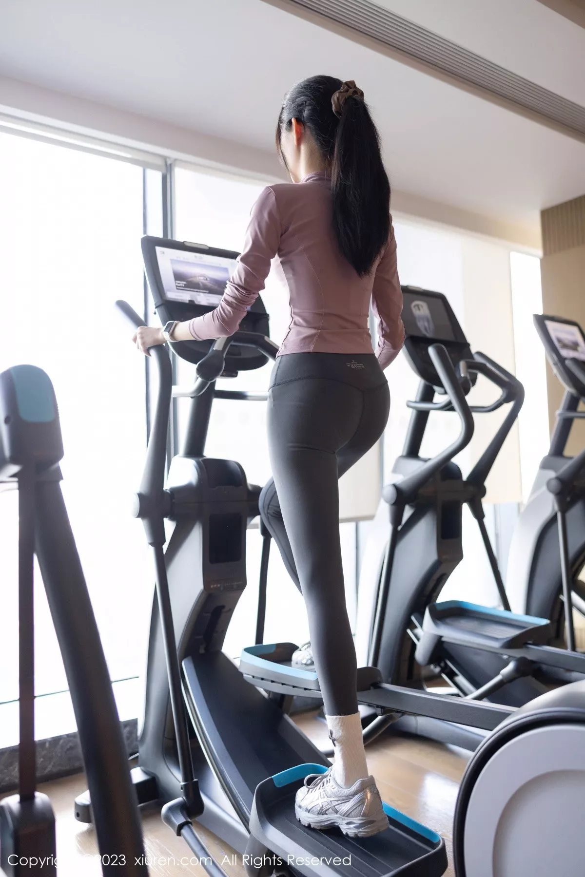 [[XiuRen秀人网]秀人网]No.7438_模特程程程健身房紫灰色上衣配灰色运动裤秀曼妙身姿诱惑写真84P