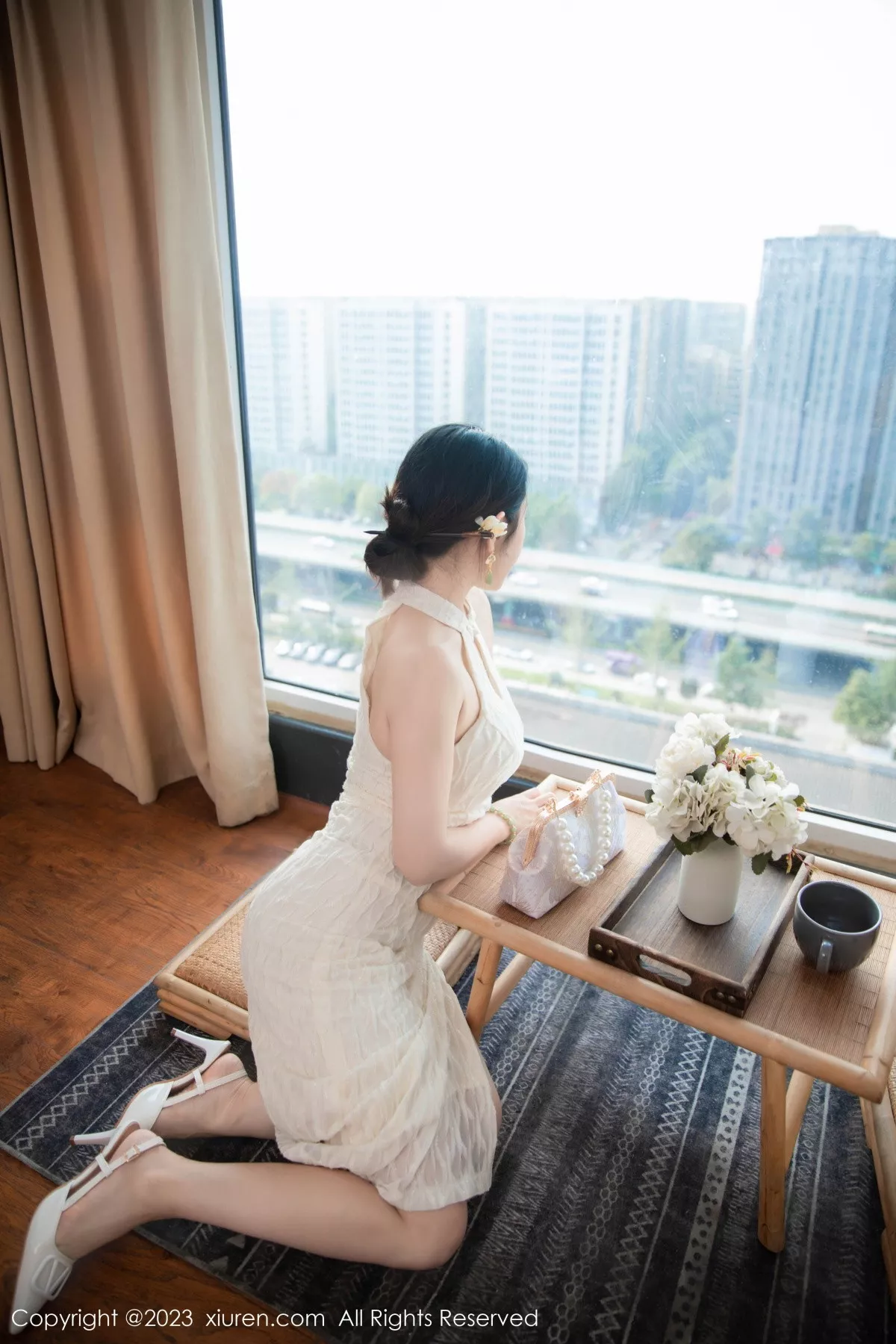 [[XiuRen秀人网]秀人网]No.7435_模特严利娅Yuliya性感白色旗袍服饰秀婀娜身姿完美诱惑写真71P