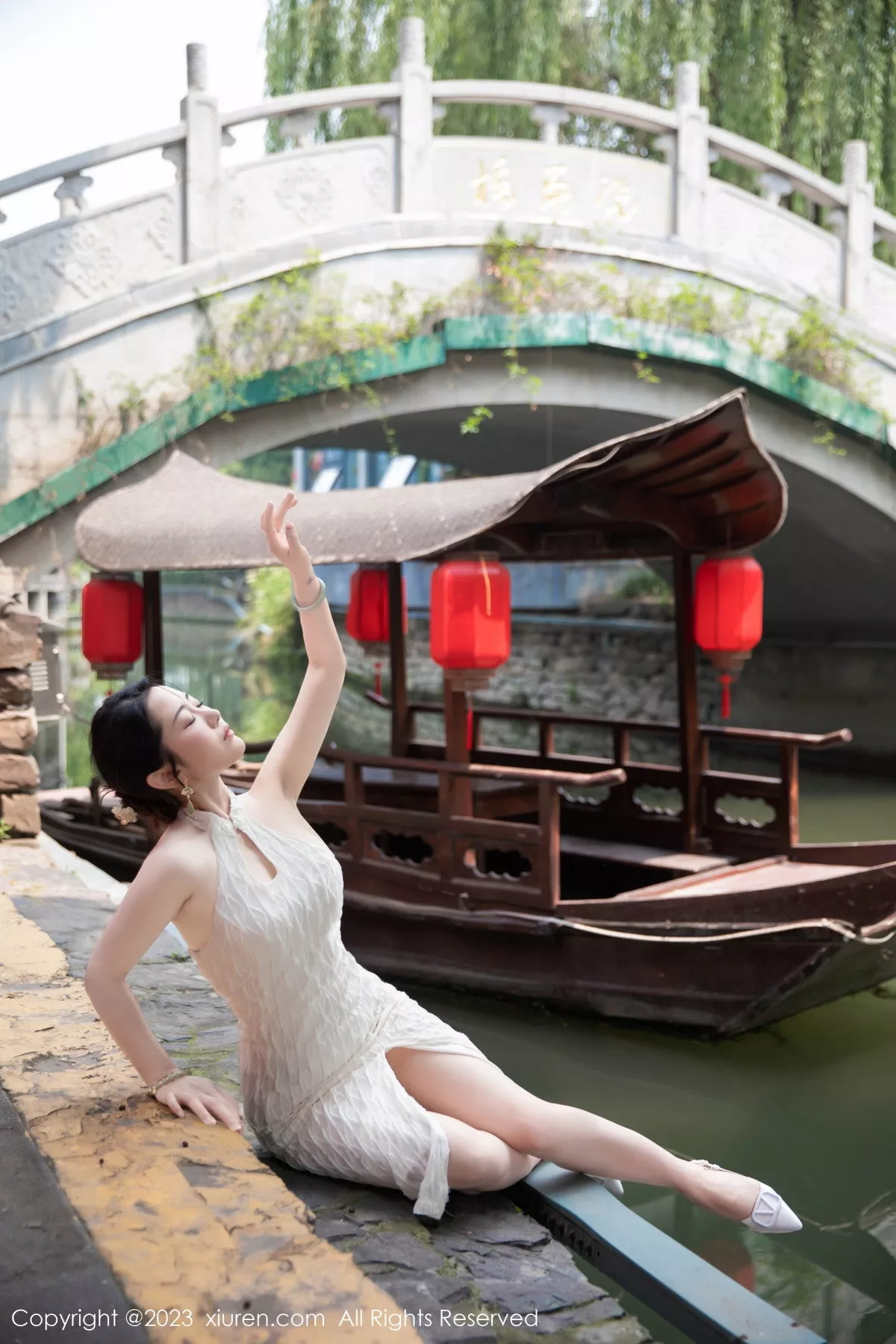 [[XiuRen秀人网]秀人网]No.7435_模特严利娅Yuliya性感白色旗袍服饰秀婀娜身姿完美诱惑写真71P