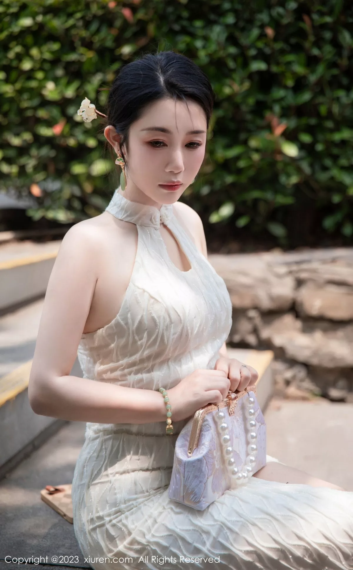 [[XiuRen秀人网]秀人网]No.7435_模特严利娅Yuliya性感白色旗袍服饰秀婀娜身姿完美诱惑写真71P