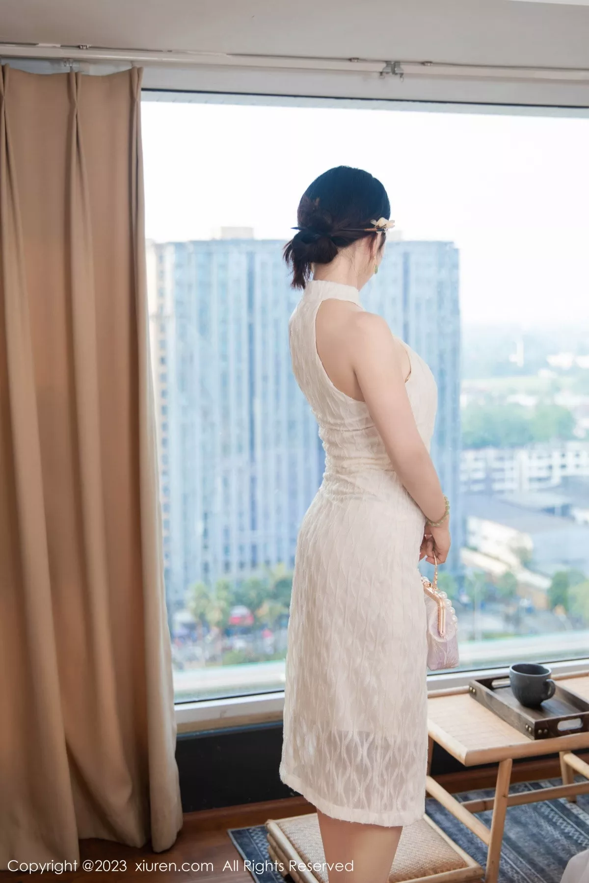 [[XiuRen秀人网]秀人网]No.7435_模特严利娅Yuliya性感白色旗袍服饰秀婀娜身姿完美诱惑写真71P