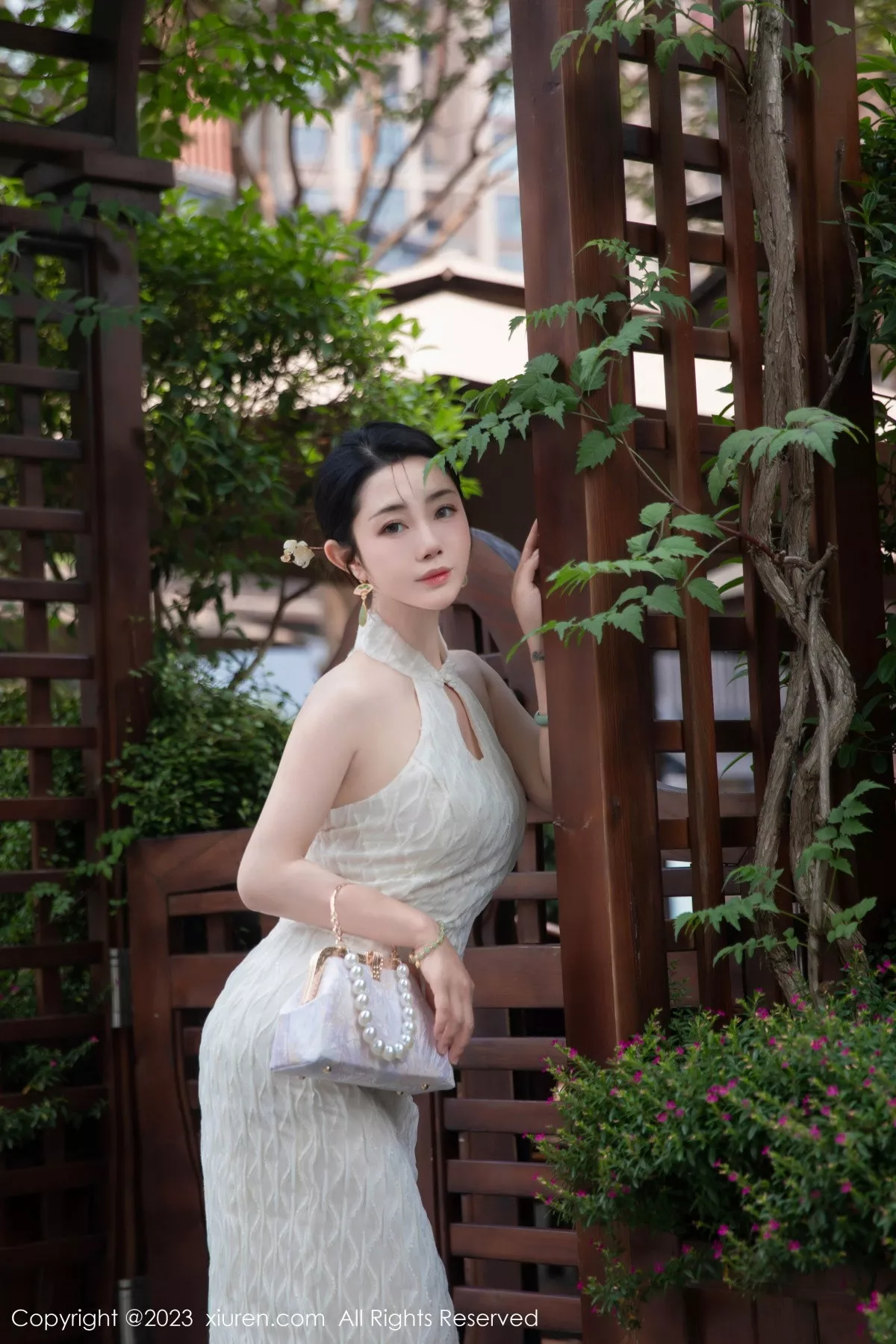 [[XiuRen秀人网]秀人网]No.7435_模特严利娅Yuliya性感白色旗袍服饰秀婀娜身姿完美诱惑写真71P