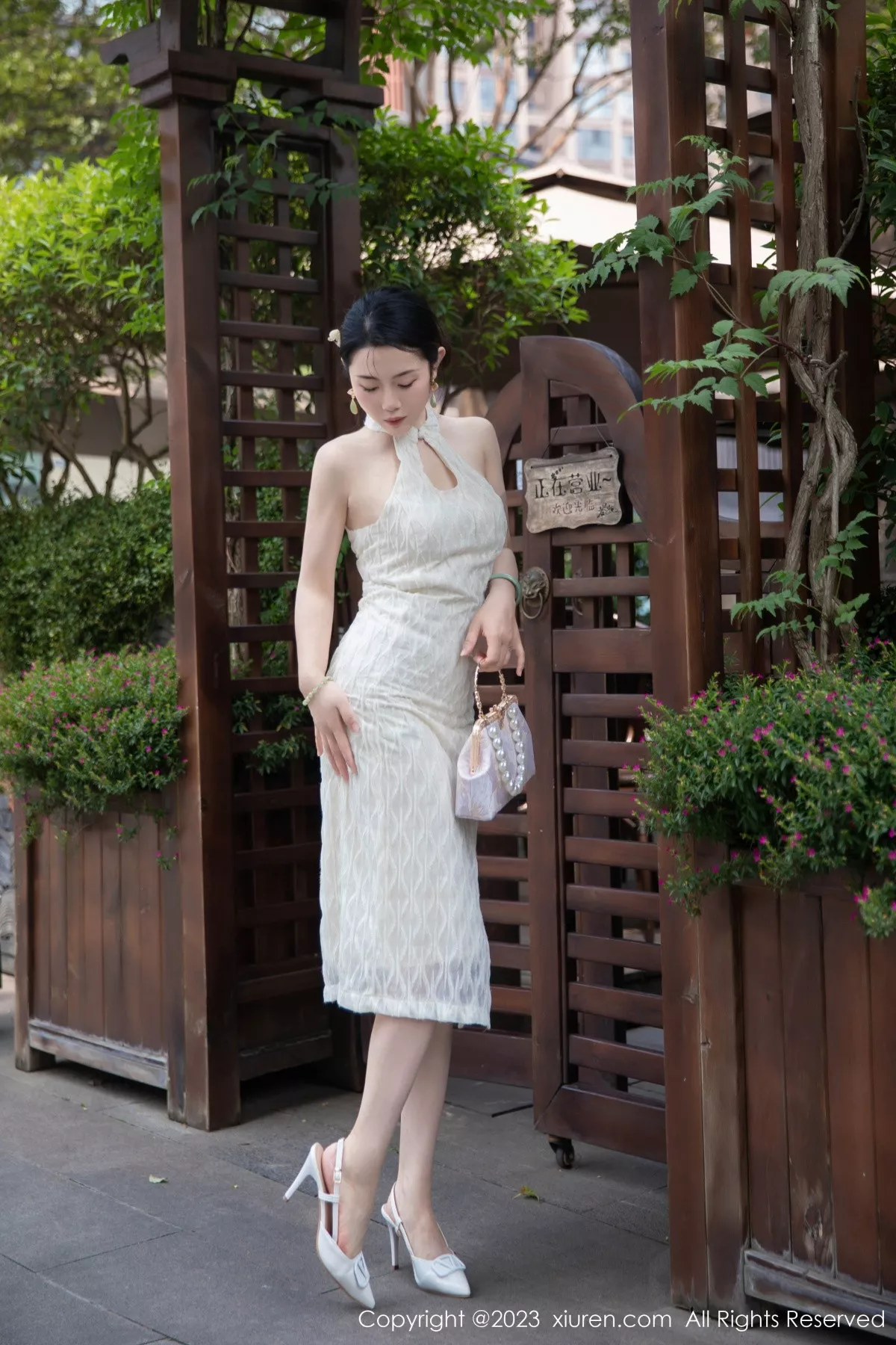 [[XiuRen秀人网]秀人网]No.7435_模特严利娅Yuliya性感白色旗袍服饰秀婀娜身姿完美诱惑写真71P