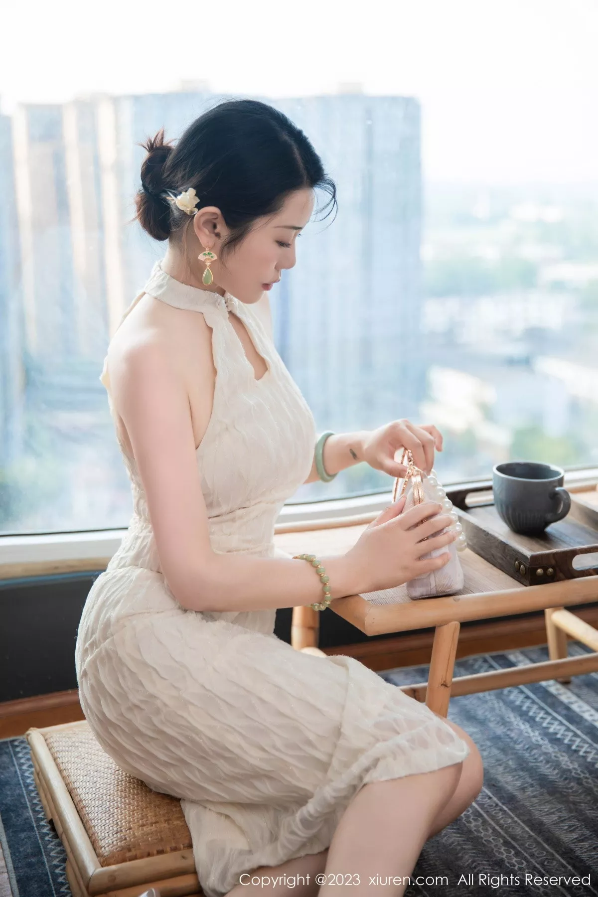 [[XiuRen秀人网]秀人网]No.7435_模特严利娅Yuliya性感白色旗袍服饰秀婀娜身姿完美诱惑写真71P