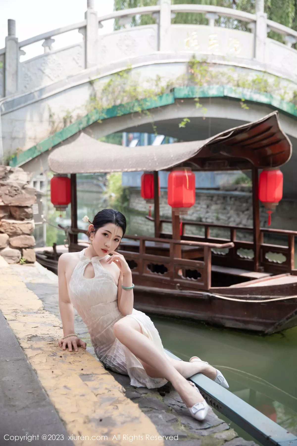 [[XiuRen秀人网]秀人网]No.7435_模特严利娅Yuliya性感白色旗袍服饰秀婀娜身姿完美诱惑写真71P