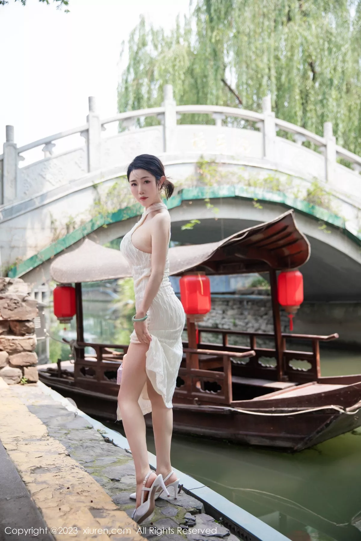 [[XiuRen秀人网]秀人网]No.7435_模特严利娅Yuliya性感白色旗袍服饰秀婀娜身姿完美诱惑写真71P