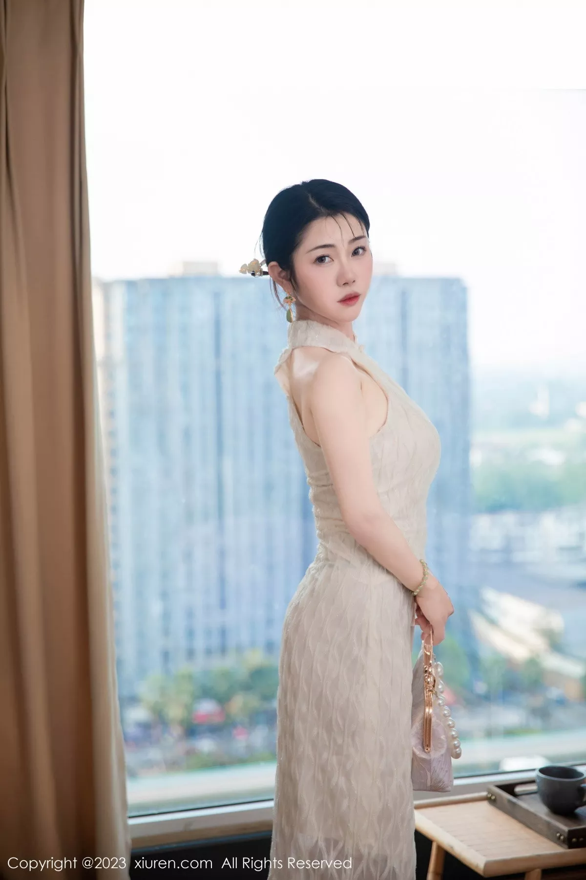 [[XiuRen秀人网]秀人网]No.7435_模特严利娅Yuliya性感白色旗袍服饰秀婀娜身姿完美诱惑写真71P