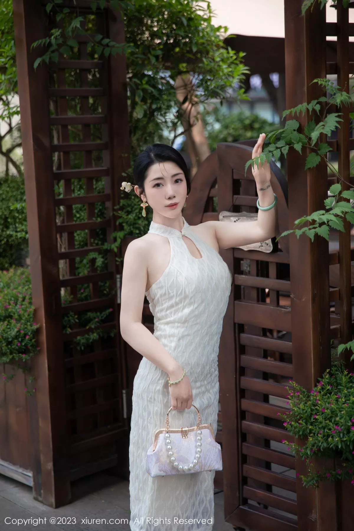 [[XiuRen秀人网]秀人网]No.7435_模特严利娅Yuliya性感白色旗袍服饰秀婀娜身姿完美诱惑写真71P