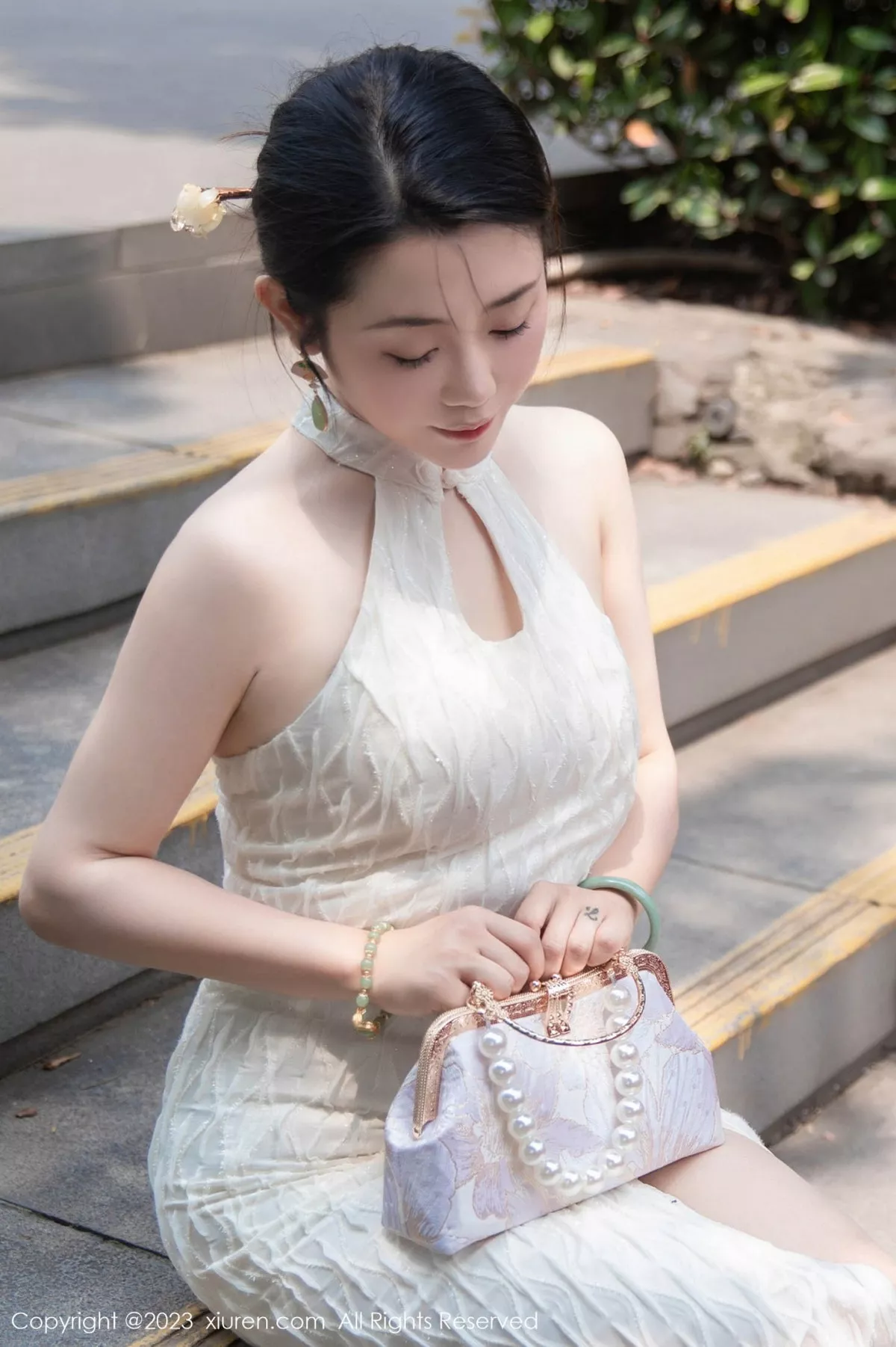 [[XiuRen秀人网]秀人网]No.7435_模特严利娅Yuliya性感白色旗袍服饰秀婀娜身姿完美诱惑写真71P