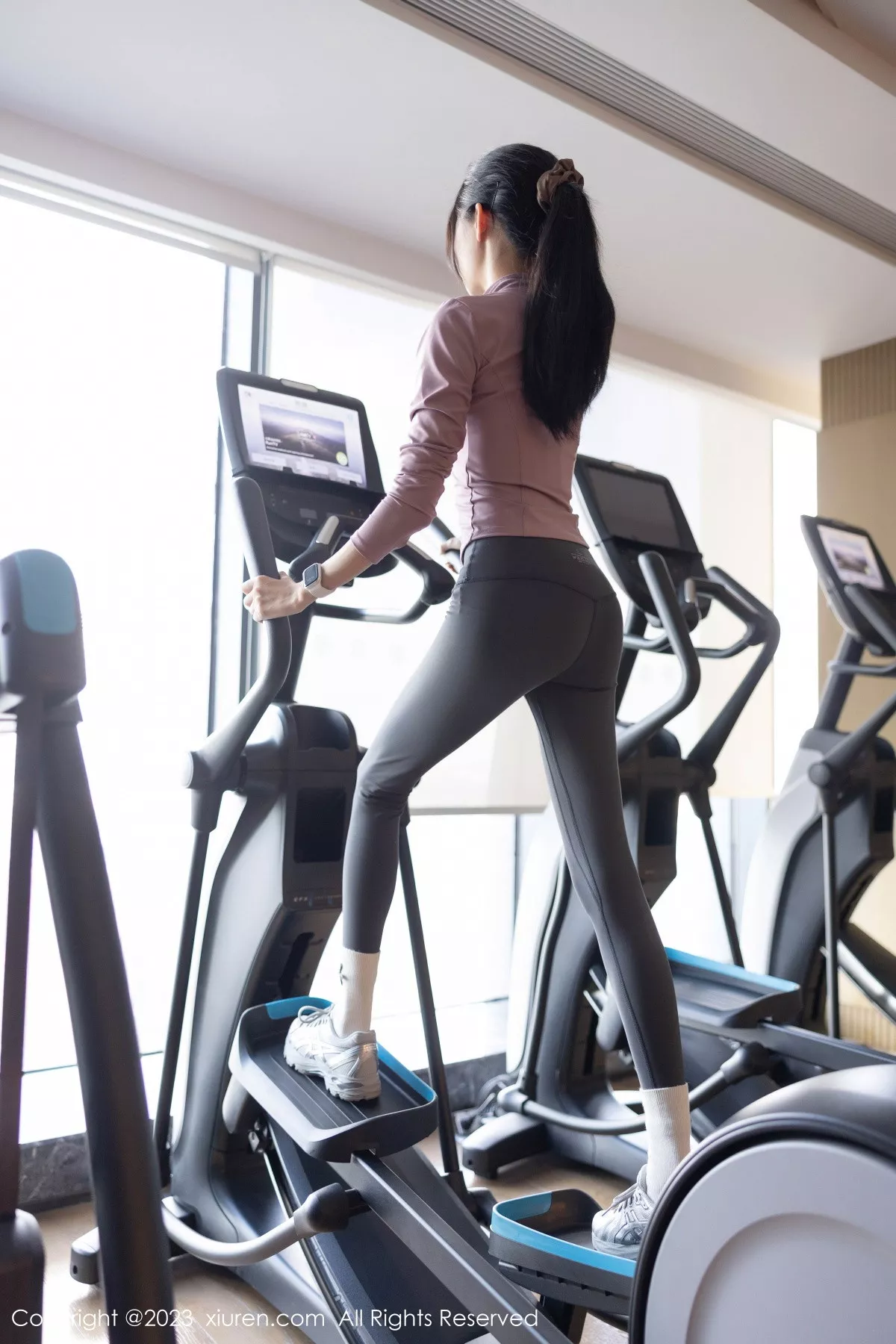 [[XiuRen秀人网]秀人网]No.7438_模特程程程健身房紫灰色上衣配灰色运动裤秀曼妙身姿诱惑写真84P