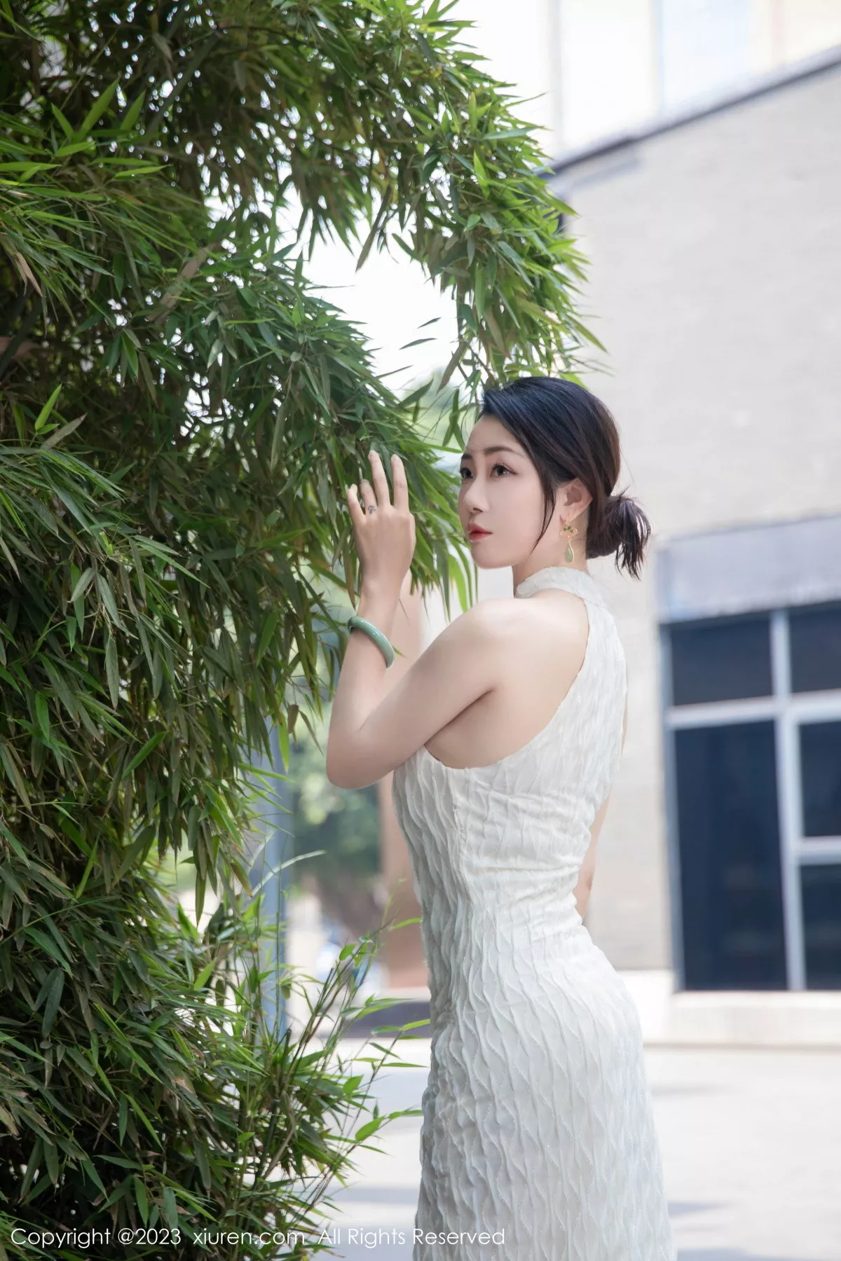 [[XiuRen秀人网]秀人网]No.7435_模特严利娅Yuliya性感白色旗袍服饰秀婀娜身姿完美诱惑写真71P