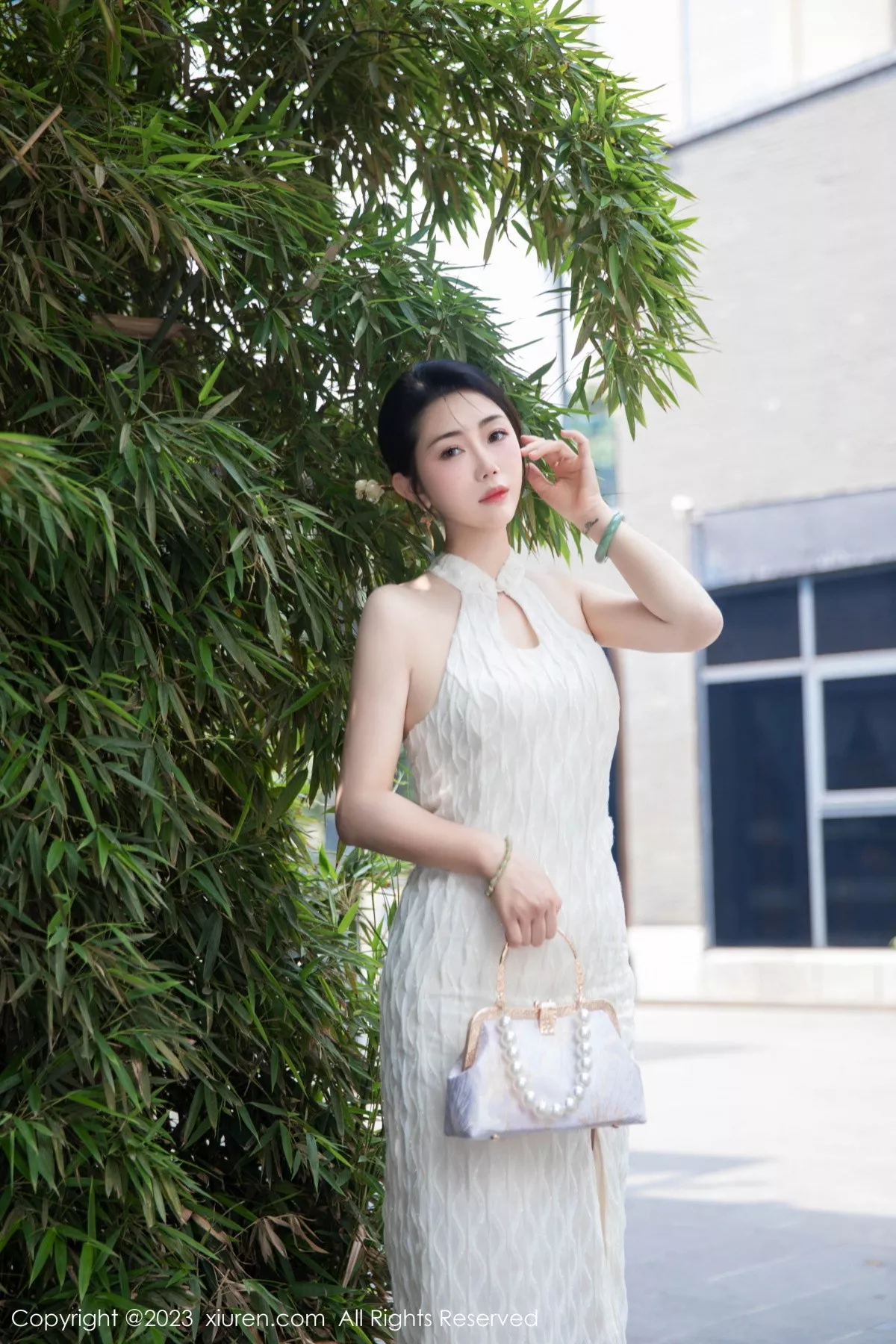 [[XiuRen秀人网]秀人网]No.7435_模特严利娅Yuliya性感白色旗袍服饰秀婀娜身姿完美诱惑写真71P