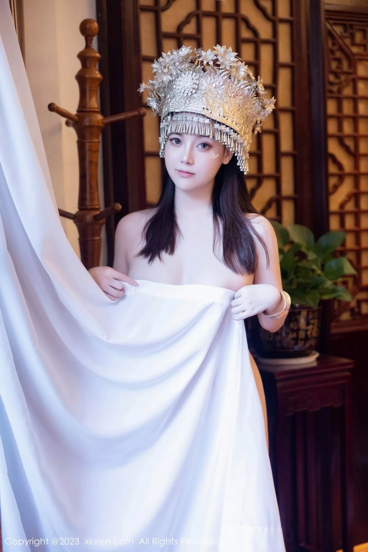 [[XiuRen秀人网]秀人网]No.7448_模特豆瓣酱户外性感银饰苗族服饰半脱秀丰腴身材完美诱惑写真82P