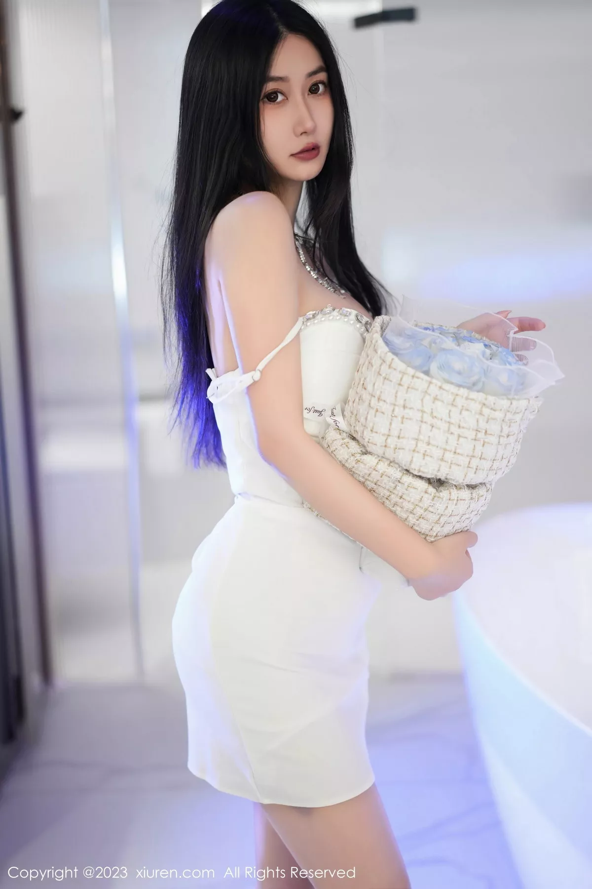 [[XiuRen秀人网]秀人网]No.7447_模特laura阿姣性感白色吊带短裙配白色高跟秀完美身材迷人写真77P