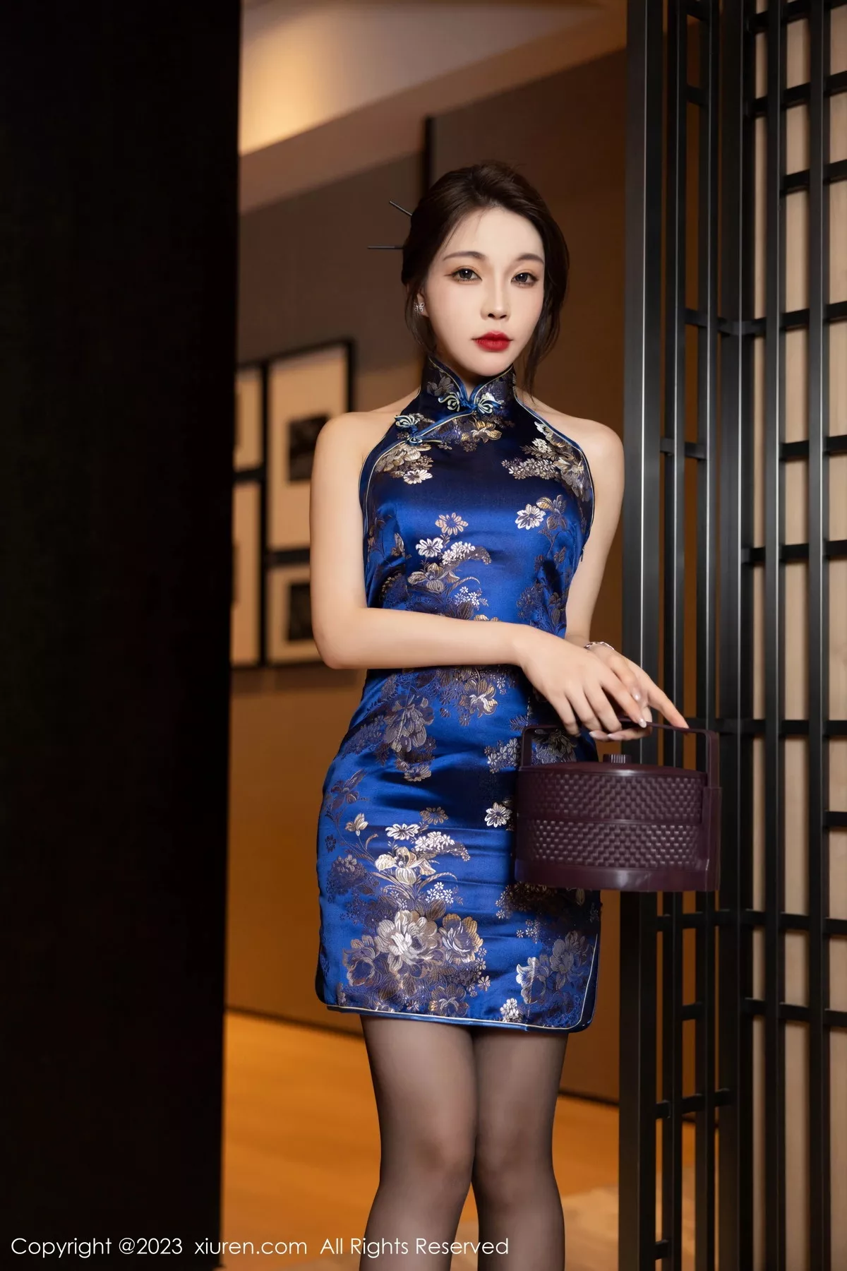 [[XiuRen秀人网]秀人网]No.7453_女神徐莉芝Booty蓝色旗袍服饰+黑色情趣服秀曼妙身姿诱惑写真91P