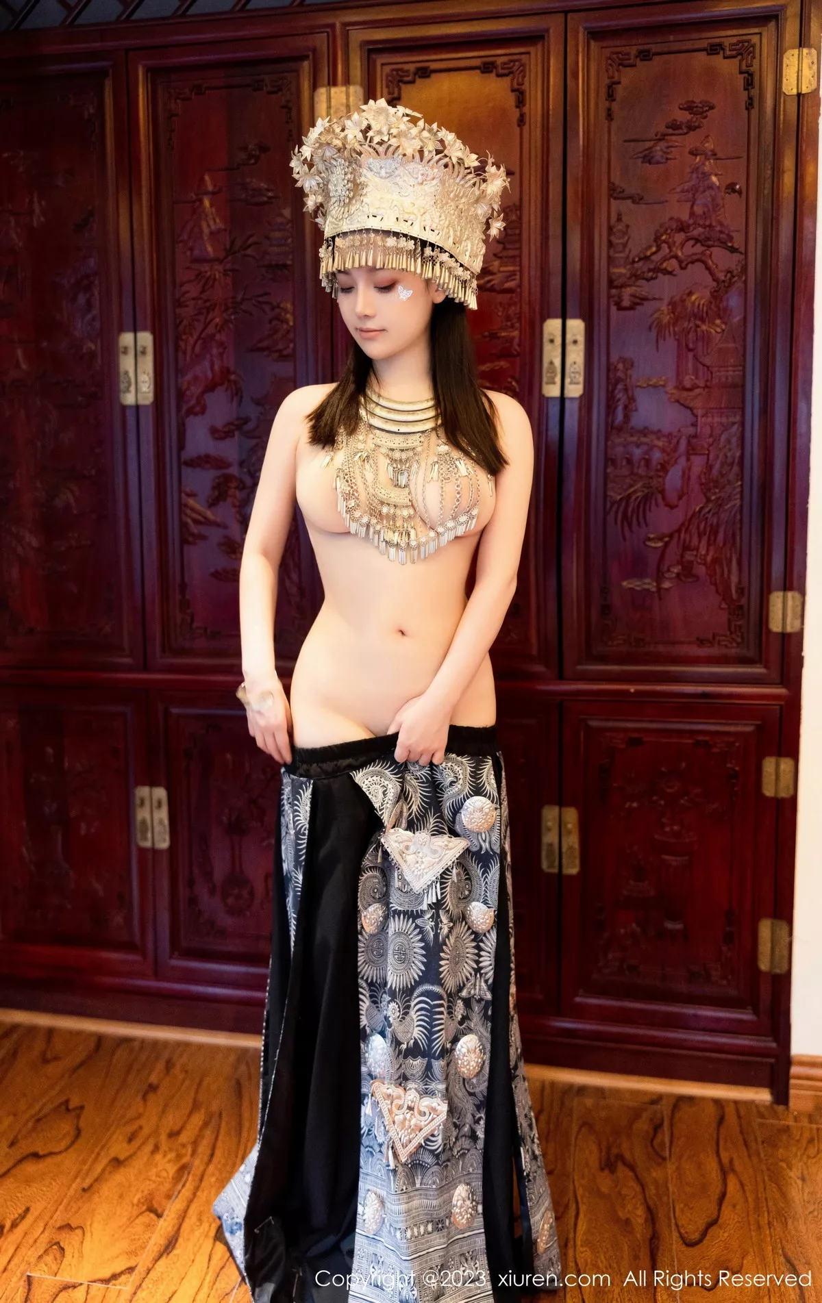 [[XiuRen秀人网]秀人网]No.7448_模特豆瓣酱户外性感银饰苗族服饰半脱秀丰腴身材完美诱惑写真82P