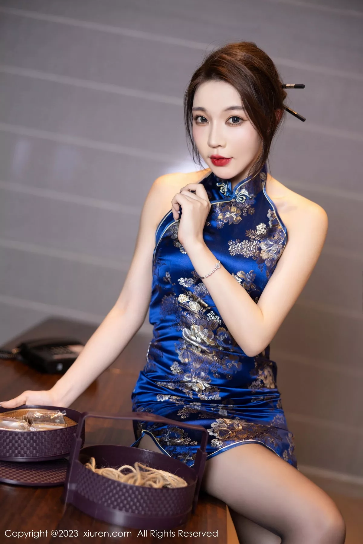 [[XiuRen秀人网]秀人网]No.7453_女神徐莉芝Booty蓝色旗袍服饰+黑色情趣服秀曼妙身姿诱惑写真91P