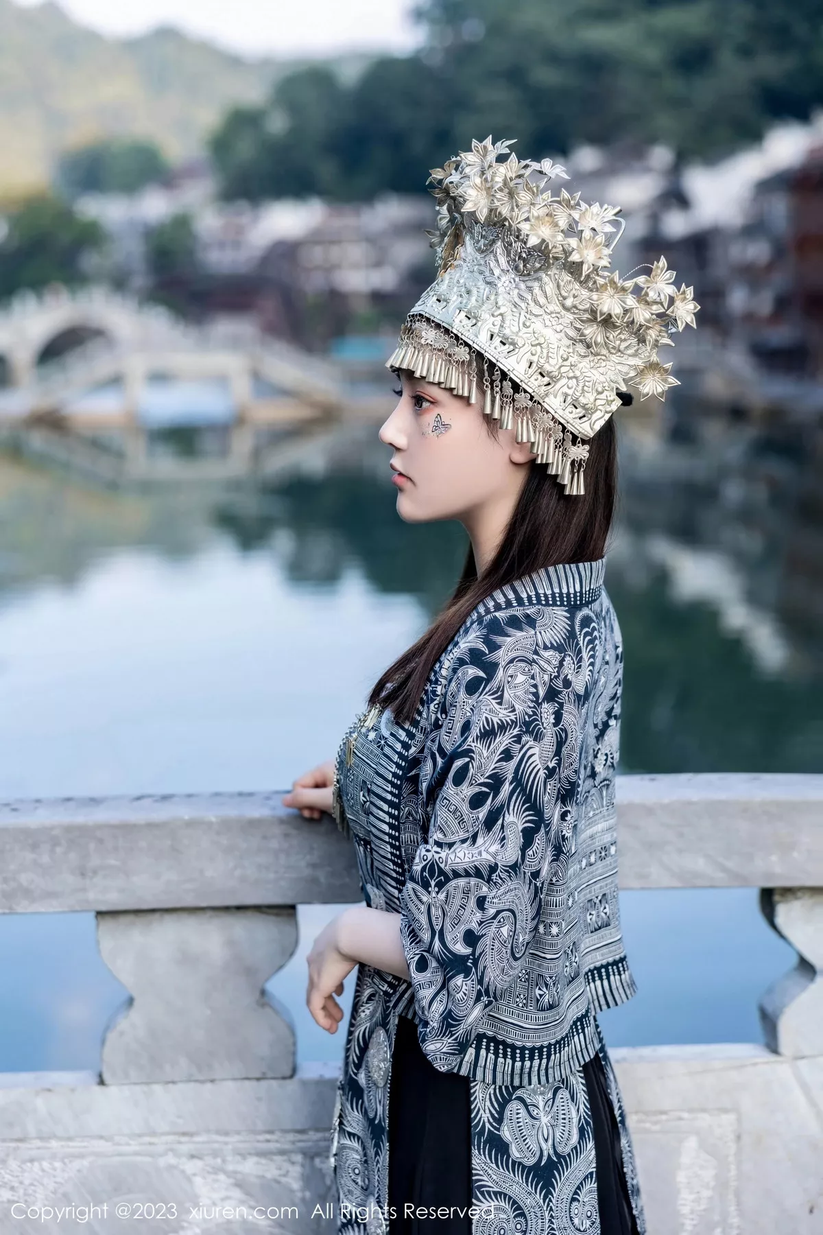 [[XiuRen秀人网]秀人网]No.7448_模特豆瓣酱户外性感银饰苗族服饰半脱秀丰腴身材完美诱惑写真82P