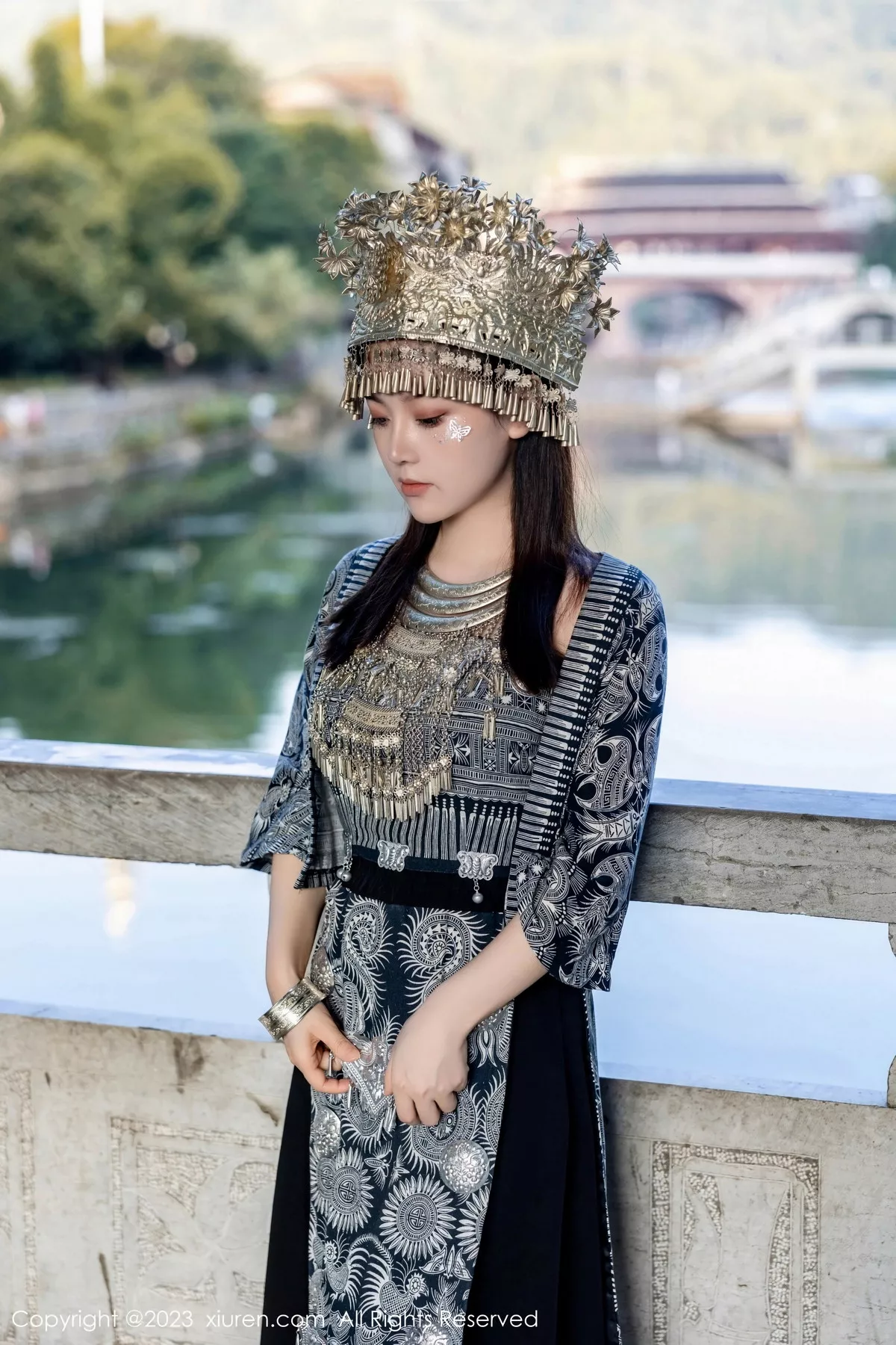 [[XiuRen秀人网]秀人网]No.7448_模特豆瓣酱户外性感银饰苗族服饰半脱秀丰腴身材完美诱惑写真82P