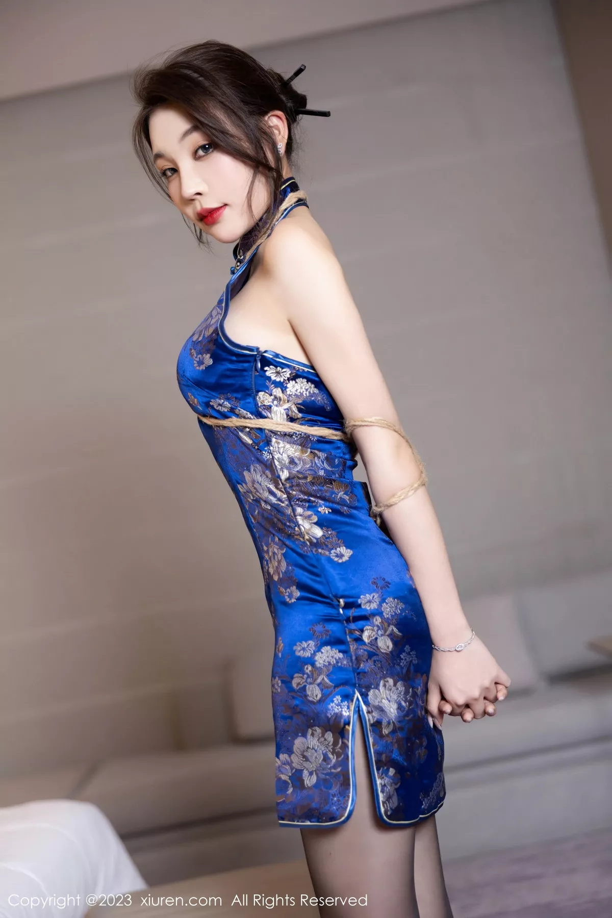 [[XiuRen秀人网]秀人网]No.7453_女神徐莉芝Booty蓝色旗袍服饰+黑色情趣服秀曼妙身姿诱惑写真91P