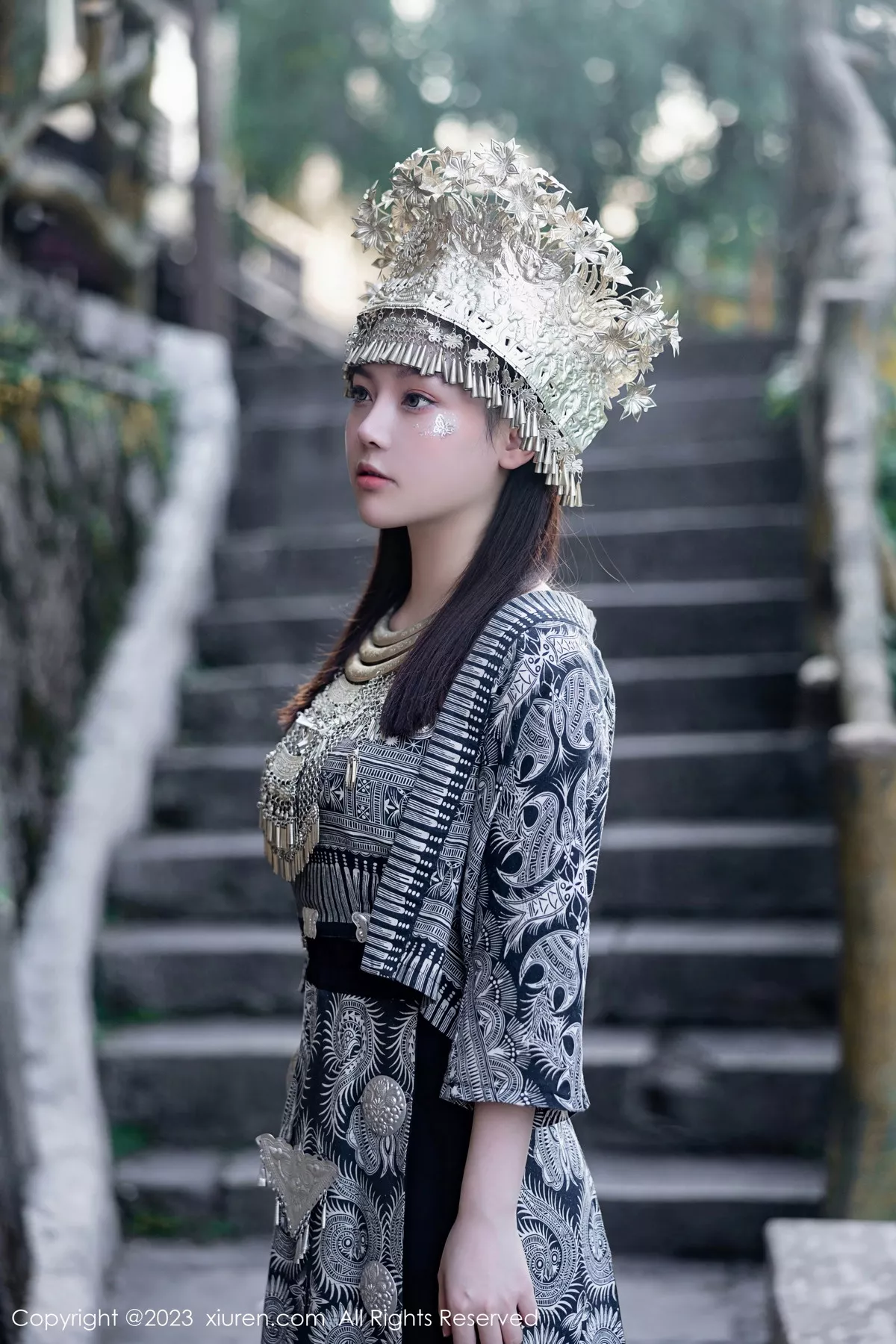 [[XiuRen秀人网]秀人网]No.7448_模特豆瓣酱户外性感银饰苗族服饰半脱秀丰腴身材完美诱惑写真82P