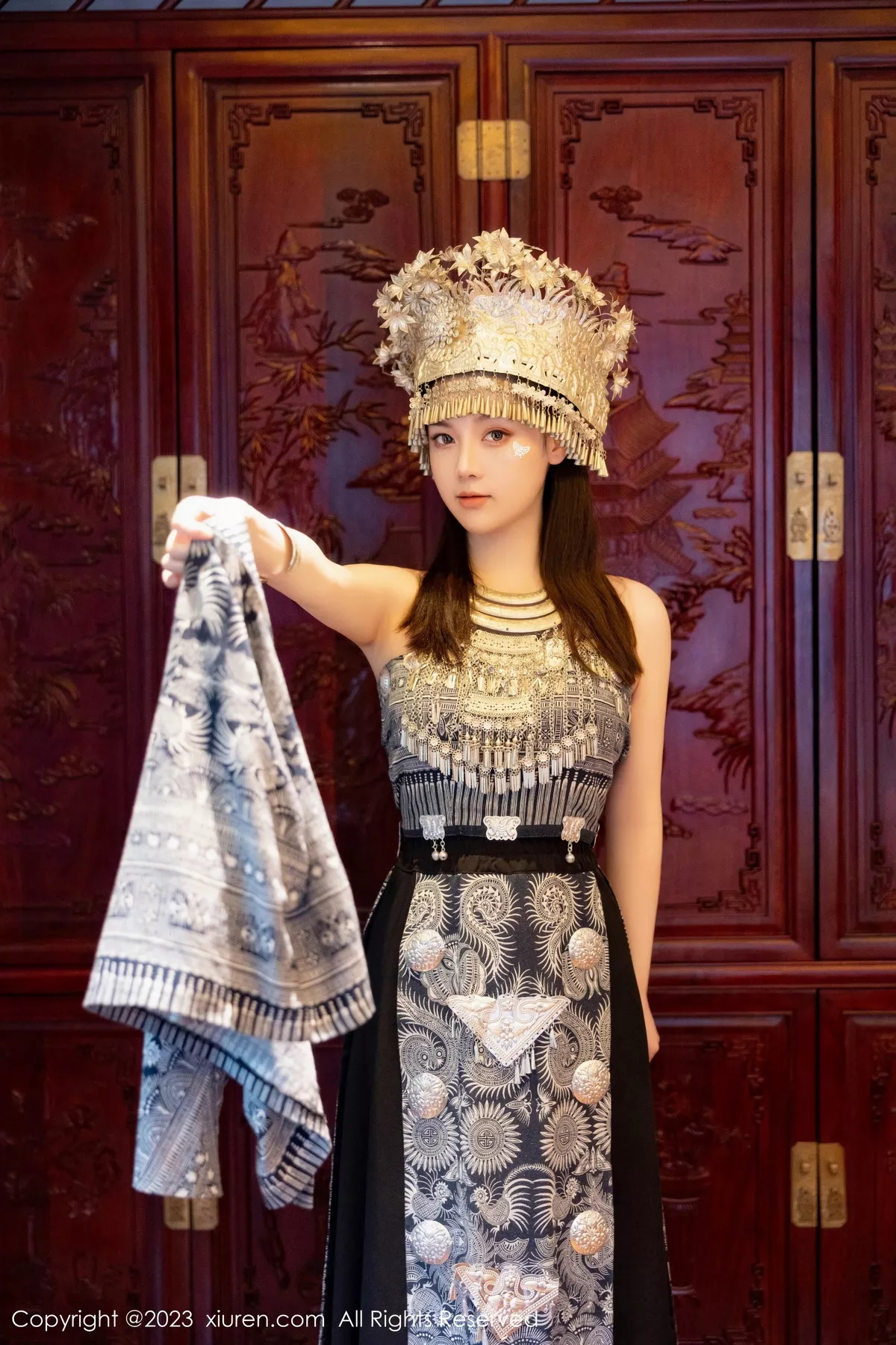 [[XiuRen秀人网]秀人网]No.7448_模特豆瓣酱户外性感银饰苗族服饰半脱秀丰腴身材完美诱惑写真82P