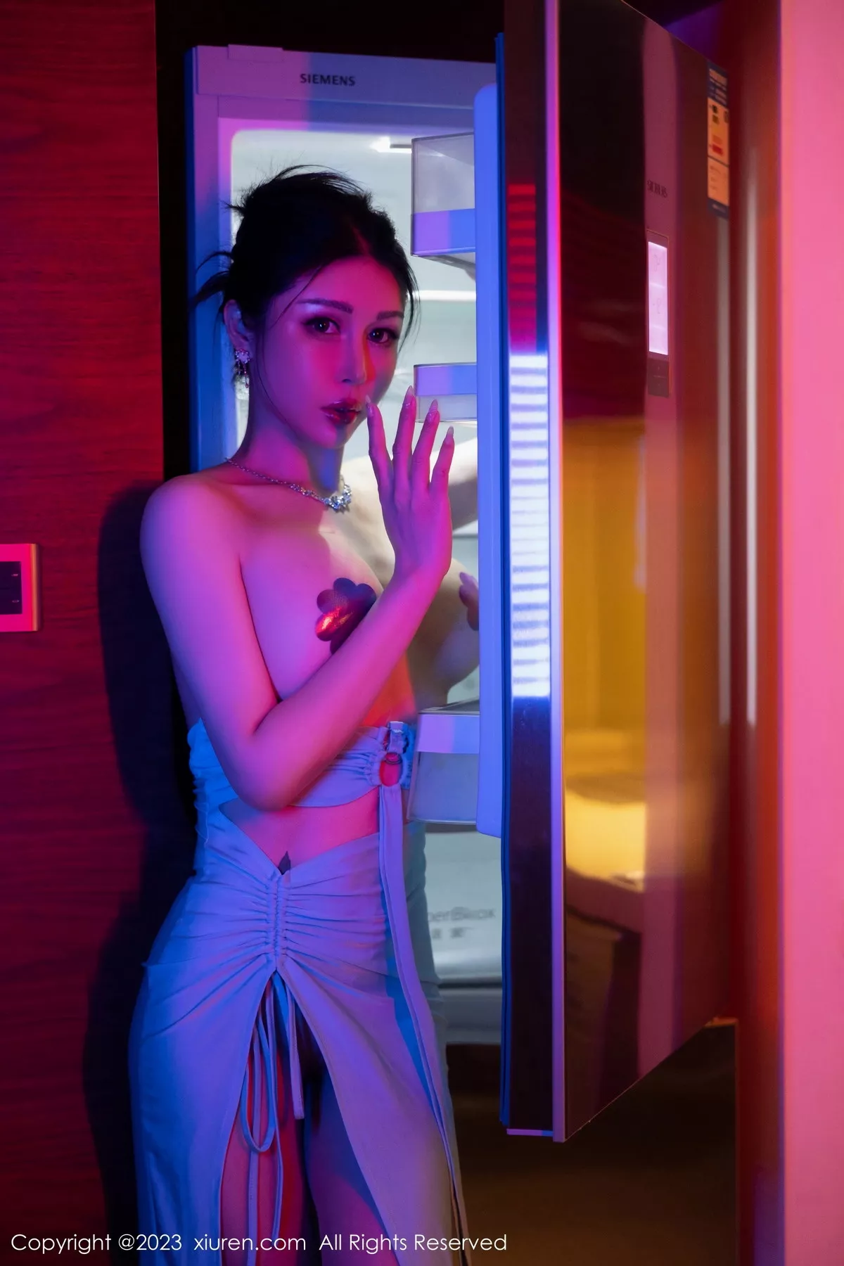 [[XiuRen秀人网]秀人网]No.7446_模特田冰冰性感蓝色长礼裙配原色丝袜秀丰满身材妩媚迷人写真82P