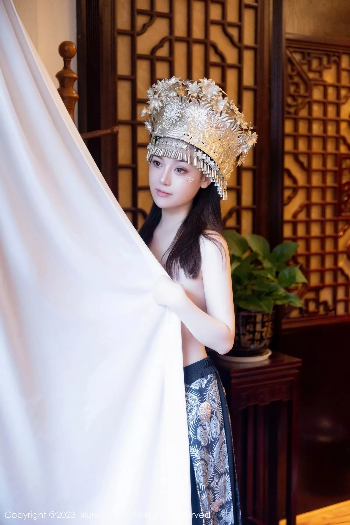 [[XiuRen秀人网]秀人网]No.7448_模特豆瓣酱户外性感银饰苗族服饰半脱秀丰腴身材完美诱惑写真82P