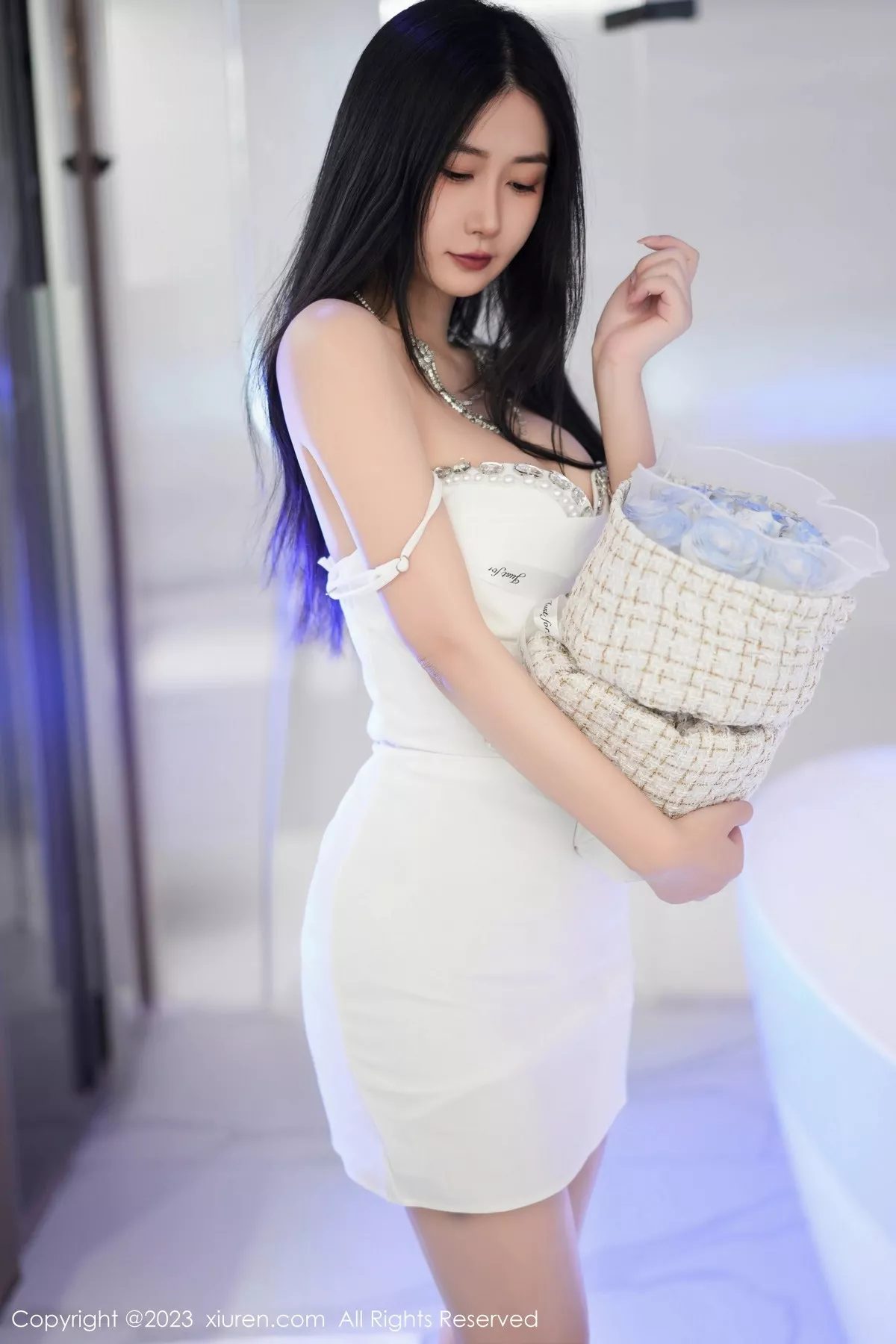 [[XiuRen秀人网]秀人网]No.7447_模特laura阿姣性感白色吊带短裙配白色高跟秀完美身材迷人写真77P