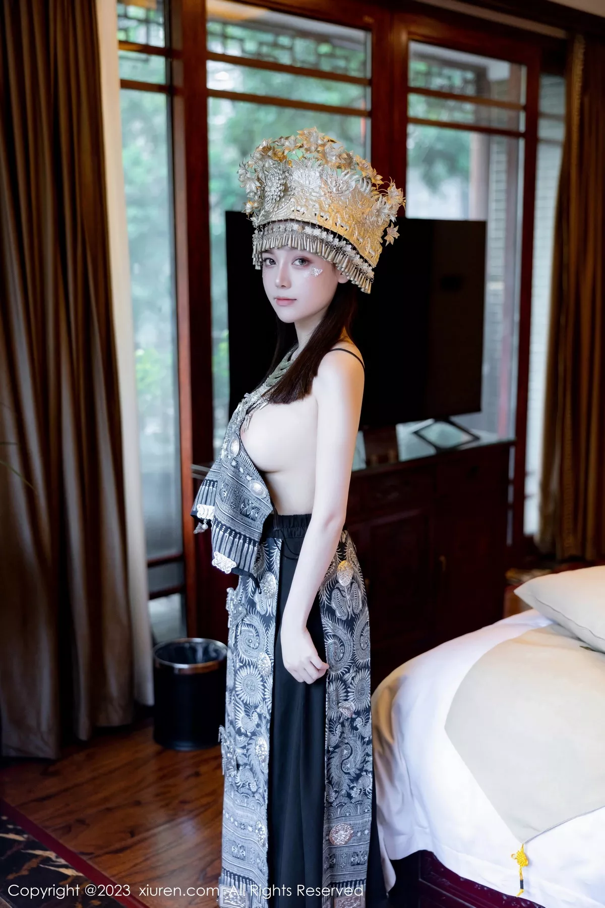 [[XiuRen秀人网]秀人网]No.7448_模特豆瓣酱户外性感银饰苗族服饰半脱秀丰腴身材完美诱惑写真82P