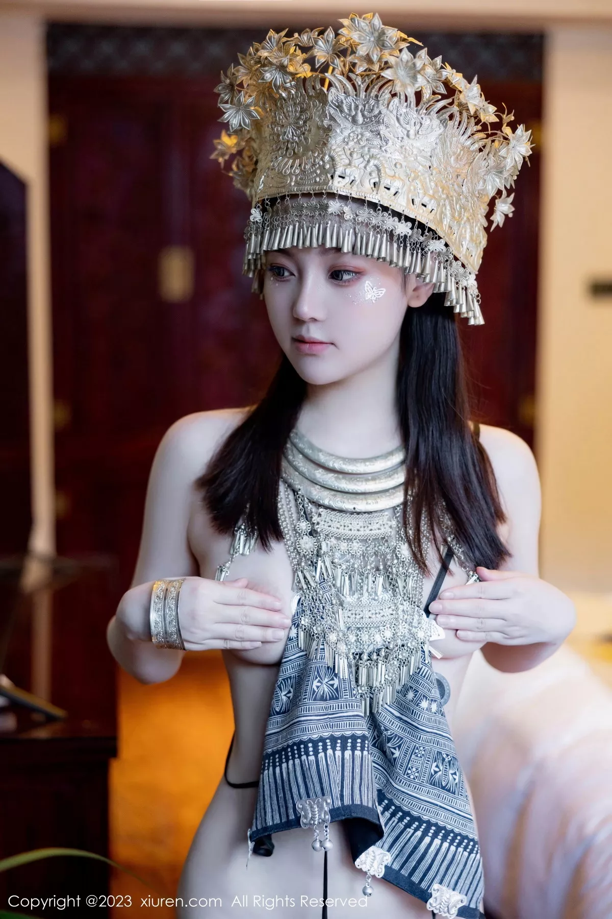 [[XiuRen秀人网]秀人网]No.7448_模特豆瓣酱户外性感银饰苗族服饰半脱秀丰腴身材完美诱惑写真82P