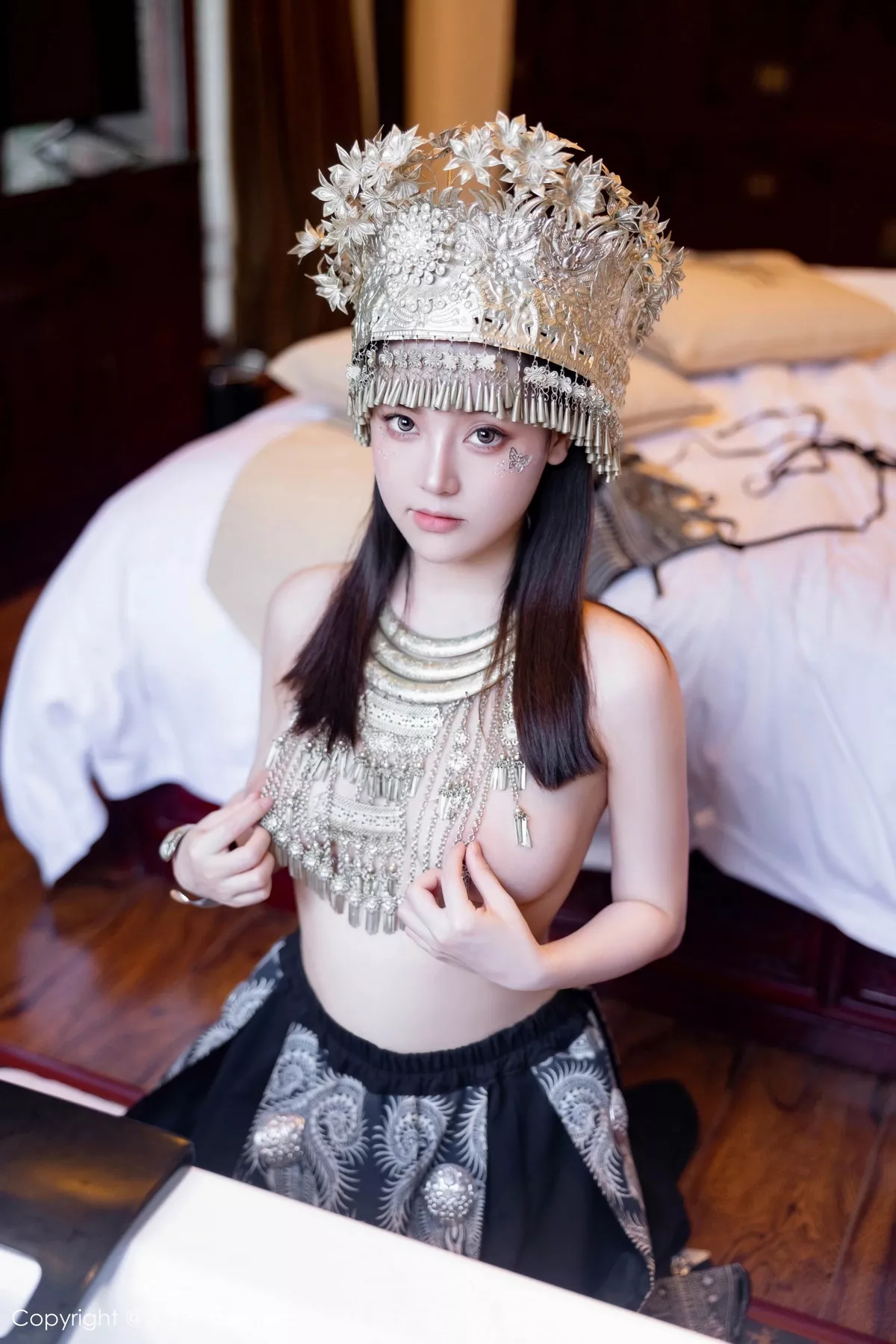 [[XiuRen秀人网]秀人网]No.7448_模特豆瓣酱户外性感银饰苗族服饰半脱秀丰腴身材完美诱惑写真82P