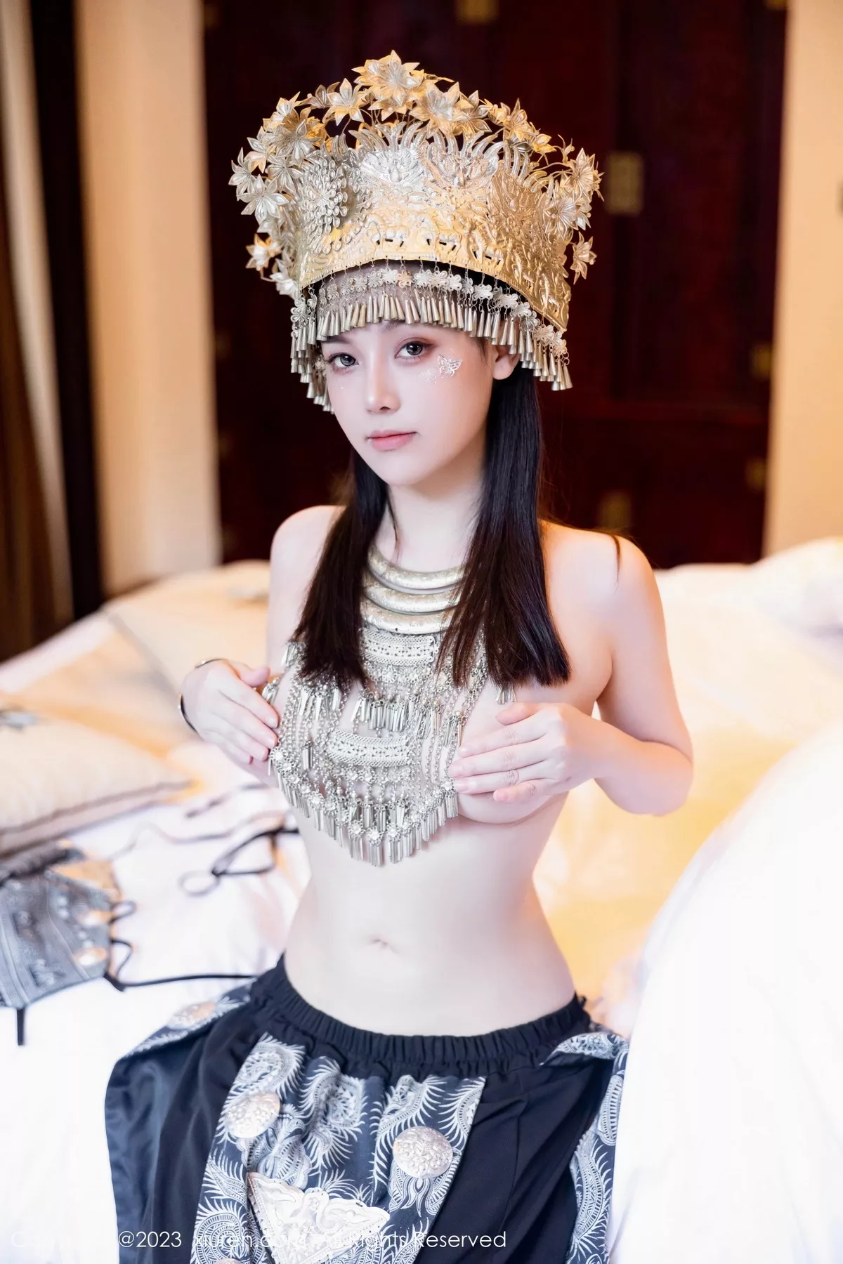 [[XiuRen秀人网]秀人网]No.7448_模特豆瓣酱户外性感银饰苗族服饰半脱秀丰腴身材完美诱惑写真82P