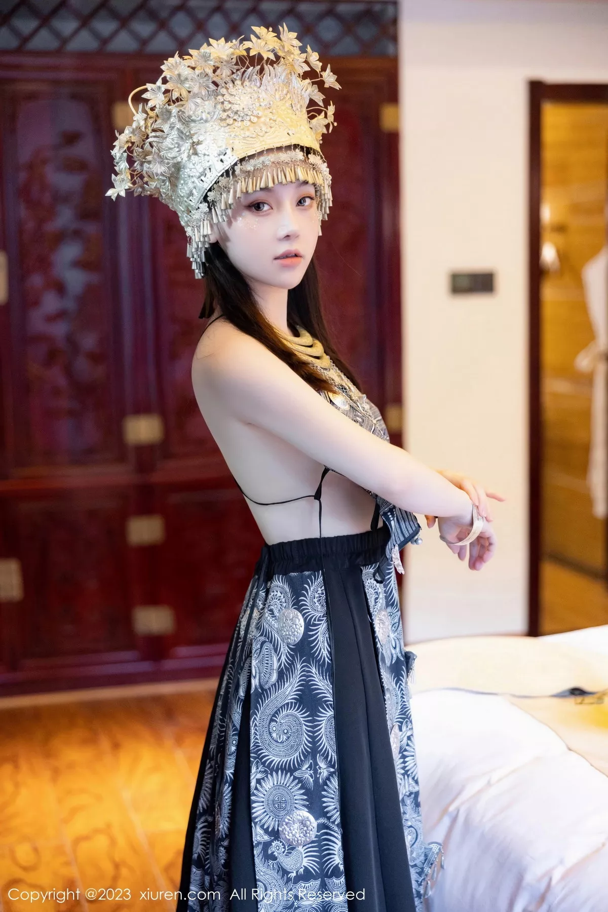 [[XiuRen秀人网]秀人网]No.7448_模特豆瓣酱户外性感银饰苗族服饰半脱秀丰腴身材完美诱惑写真82P