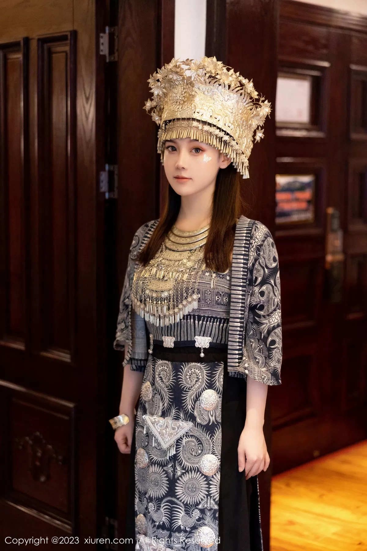 [[XiuRen秀人网]秀人网]No.7448_模特豆瓣酱户外性感银饰苗族服饰半脱秀丰腴身材完美诱惑写真82P