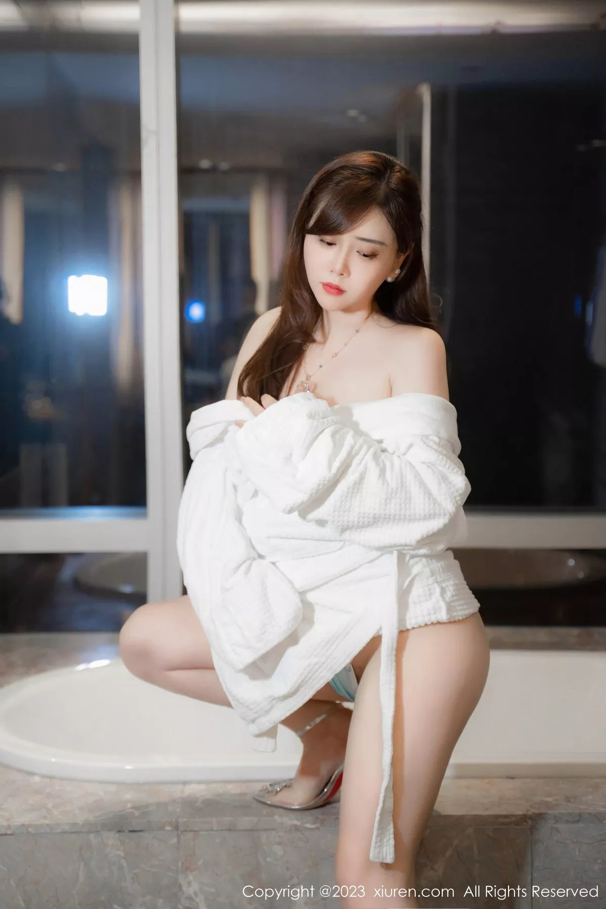 [[XiuRen秀人网]秀人网]No.7450_模特王婉悠Queen性感白色浴袍露蓝色内衣秀丰腴身姿诱惑写真45P