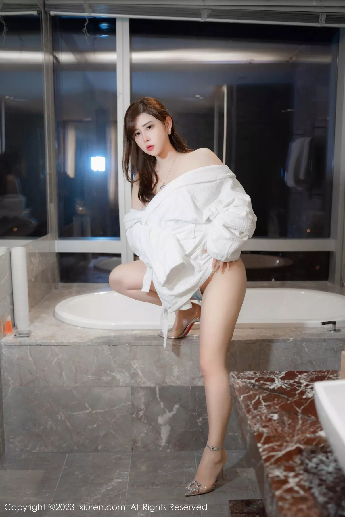 [[XiuRen秀人网]秀人网]No.7450_模特王婉悠Queen性感白色浴袍露蓝色内衣秀丰腴身姿诱惑写真45P