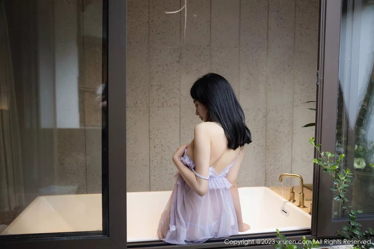 [[XiuRen秀人网]秀人网]No.7451_模特糖豆sisi浴缸场景性感紫色薄纱睡裙湿身秀惹火身材诱惑写真56P