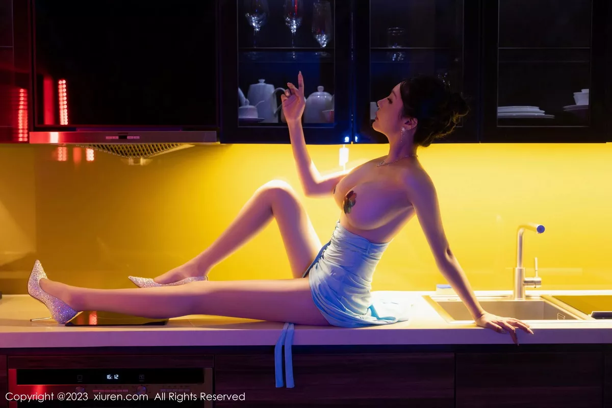 [[XiuRen秀人网]秀人网]No.7446_模特田冰冰性感蓝色长礼裙配原色丝袜秀丰满身材妩媚迷人写真82P