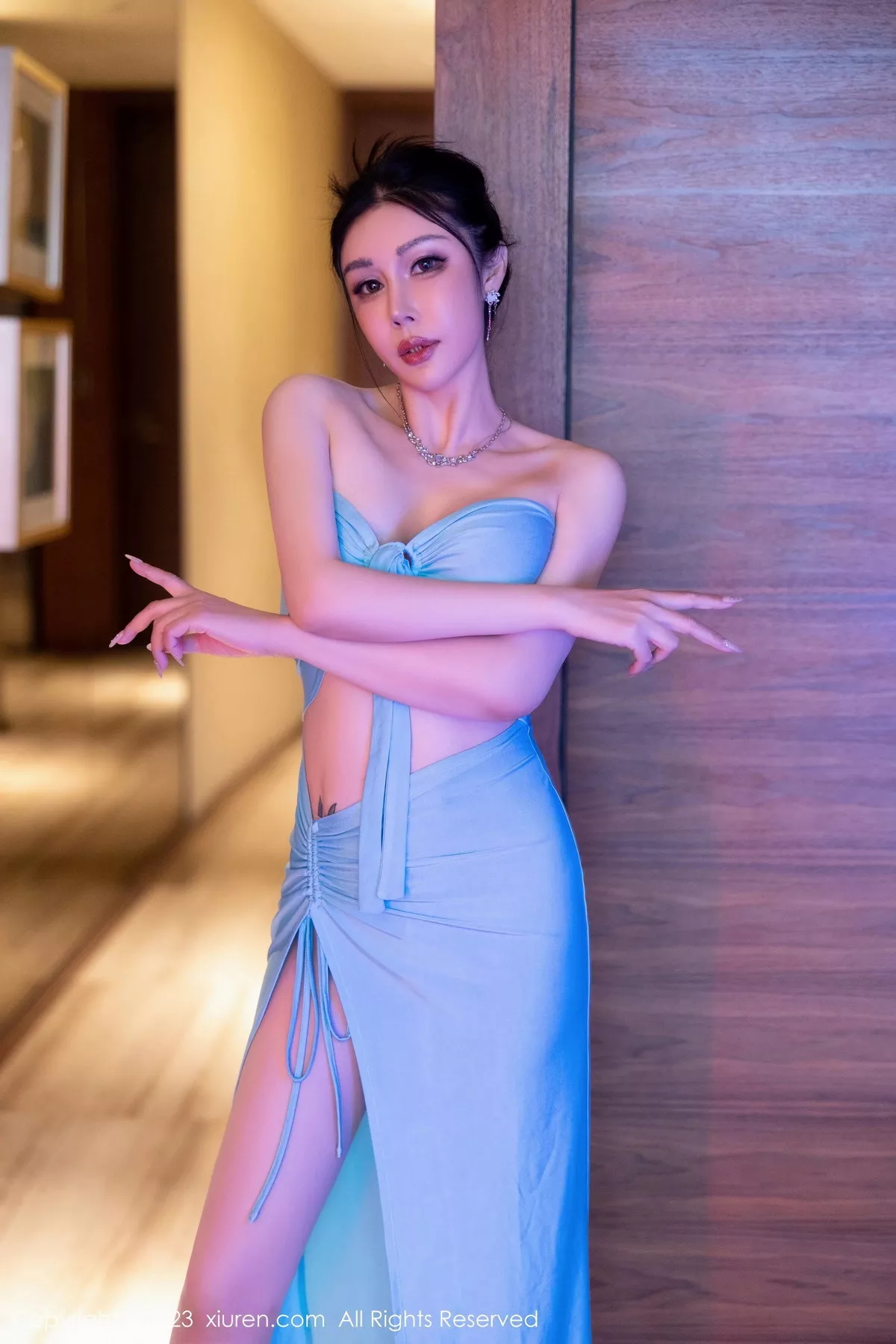 [[XiuRen秀人网]秀人网]No.7446_模特田冰冰性感蓝色长礼裙配原色丝袜秀丰满身材妩媚迷人写真82P