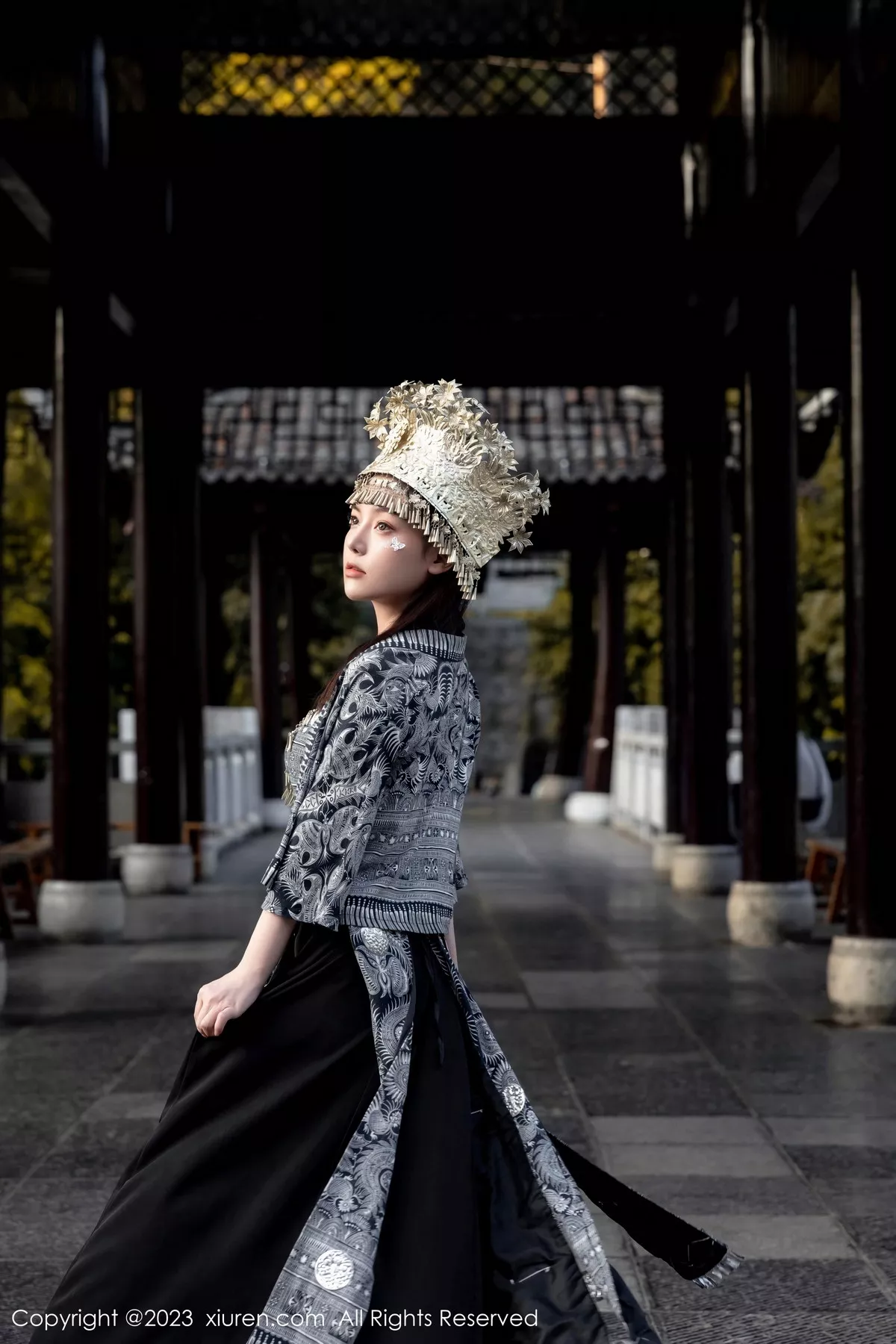 [[XiuRen秀人网]秀人网]No.7448_模特豆瓣酱户外性感银饰苗族服饰半脱秀丰腴身材完美诱惑写真82P