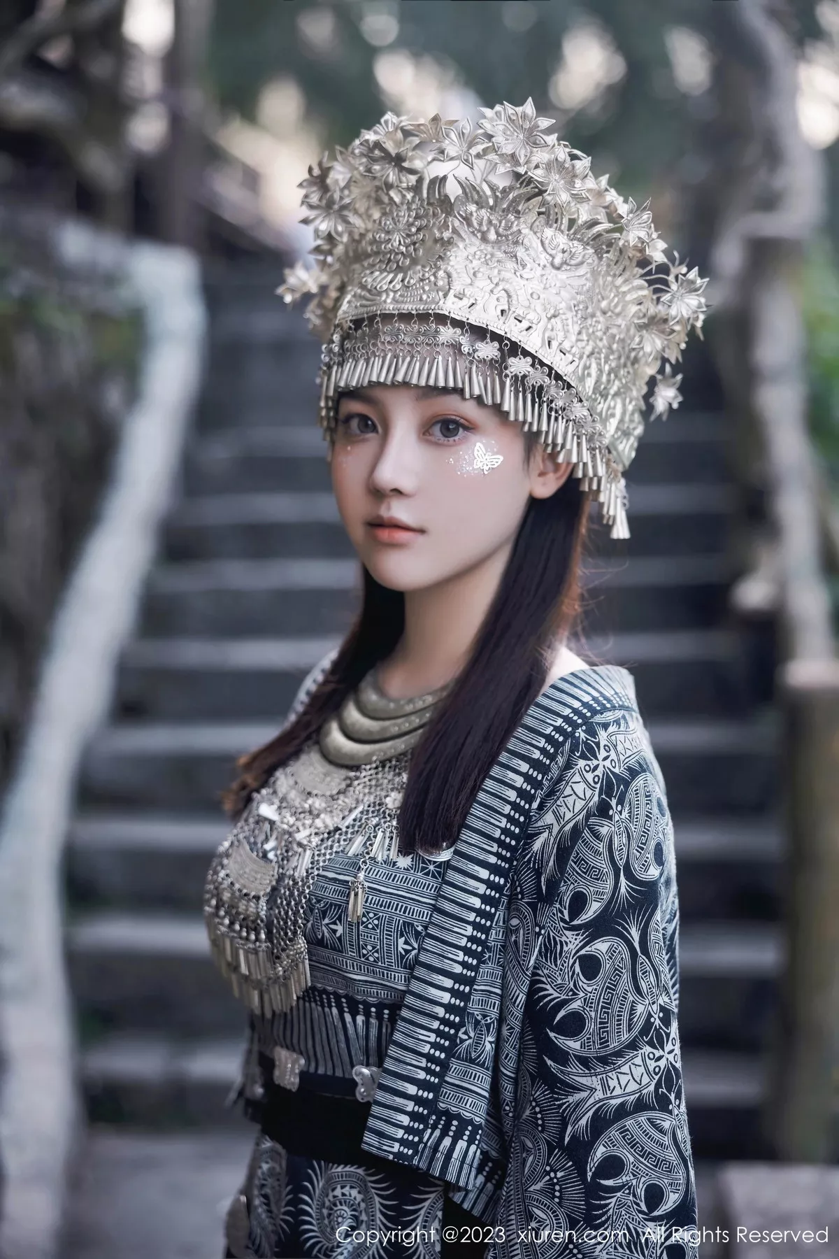 [[XiuRen秀人网]秀人网]No.7448_模特豆瓣酱户外性感银饰苗族服饰半脱秀丰腴身材完美诱惑写真82P