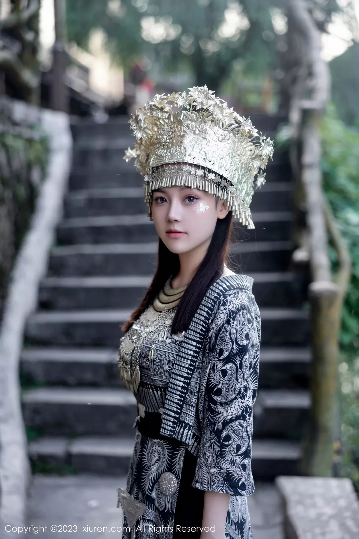 [[XiuRen秀人网]秀人网]No.7448_模特豆瓣酱户外性感银饰苗族服饰半脱秀丰腴身材完美诱惑写真82P